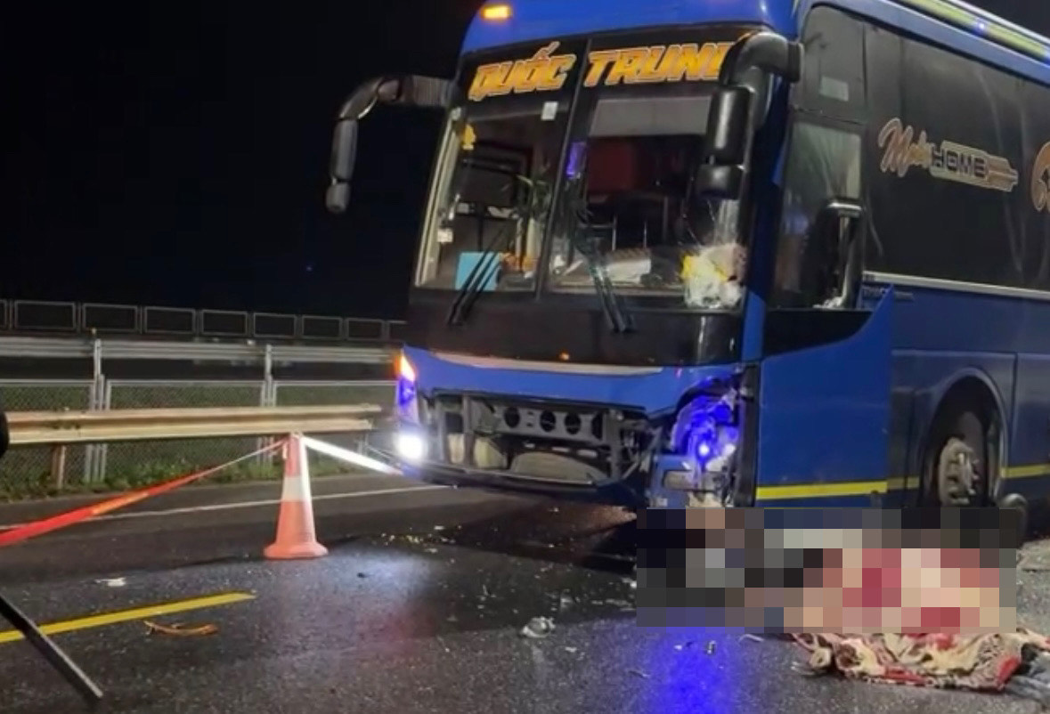 Xe máy va chạm với ô tô khách, một thanh niên tử vong