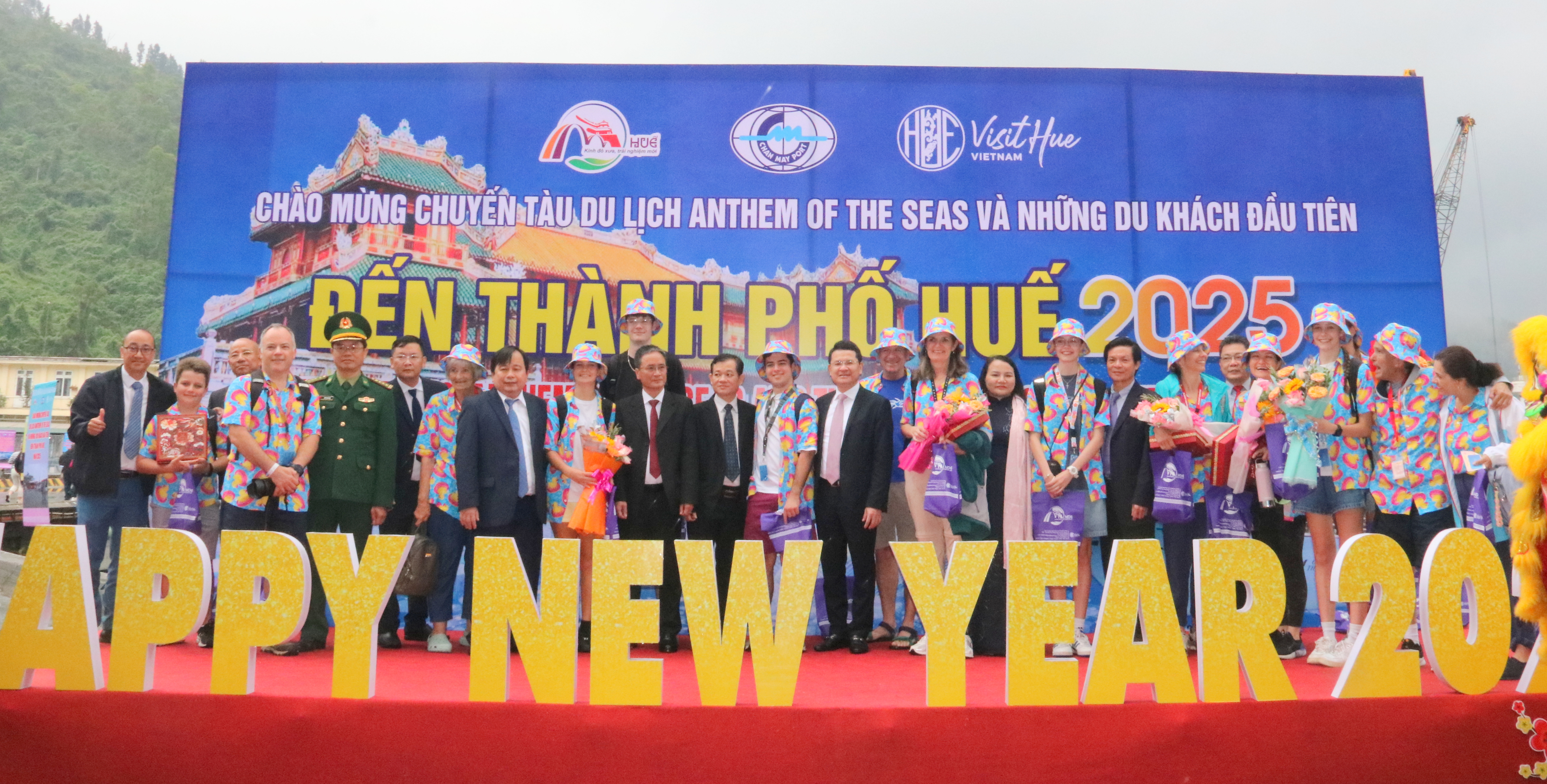 Đón chuyến tàu du lịch đầu tiên năm 2025 cập Cảng Chân Mây