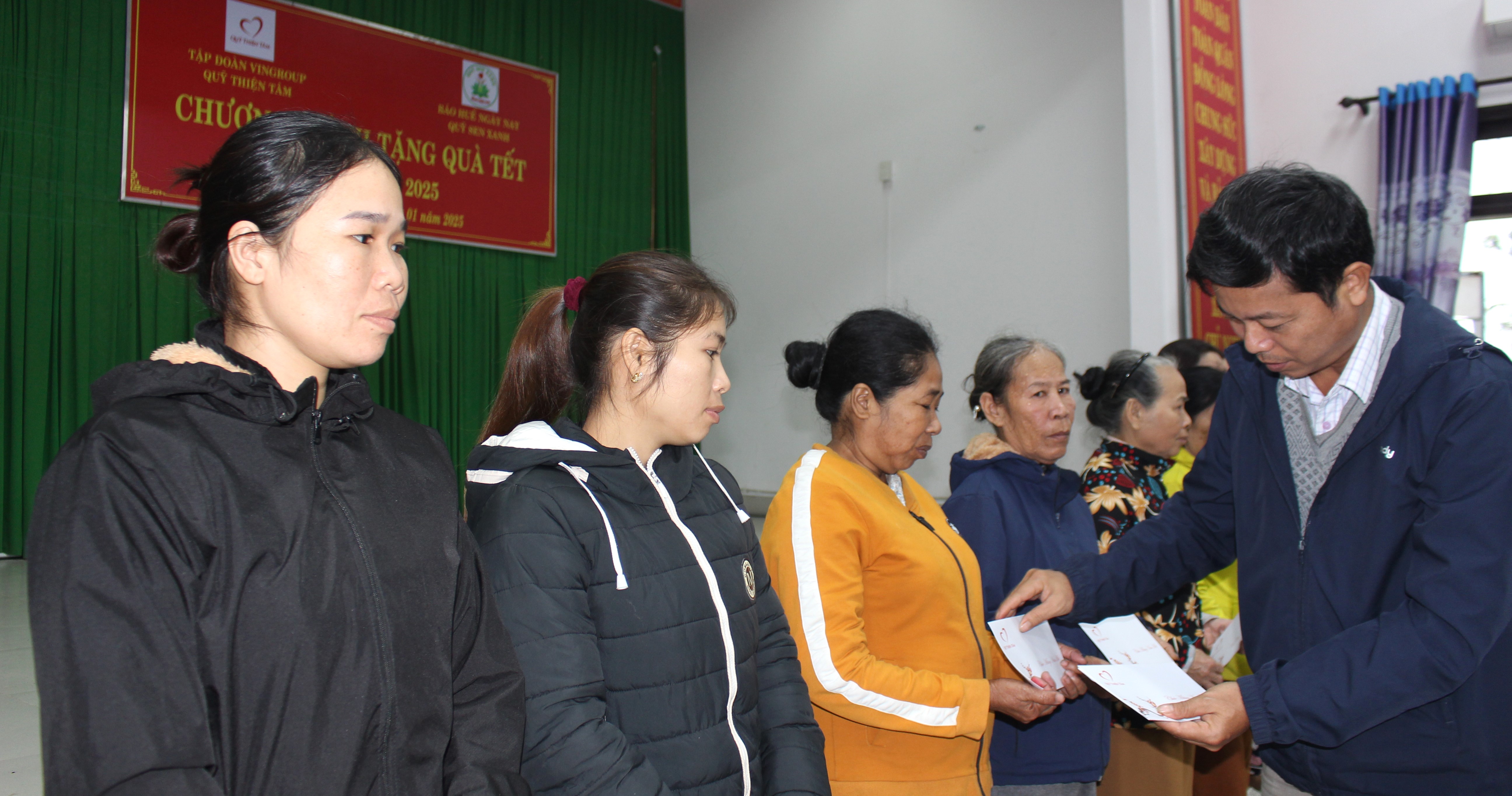 Trao 200 suất quà tết đến hộ nghèo, khó khăn