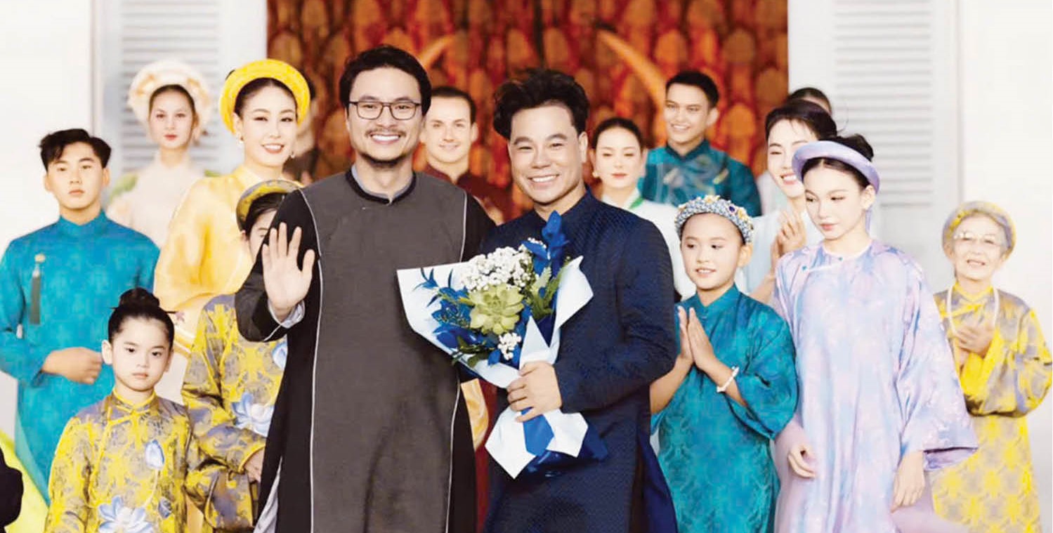 Áo dài đi năm châu