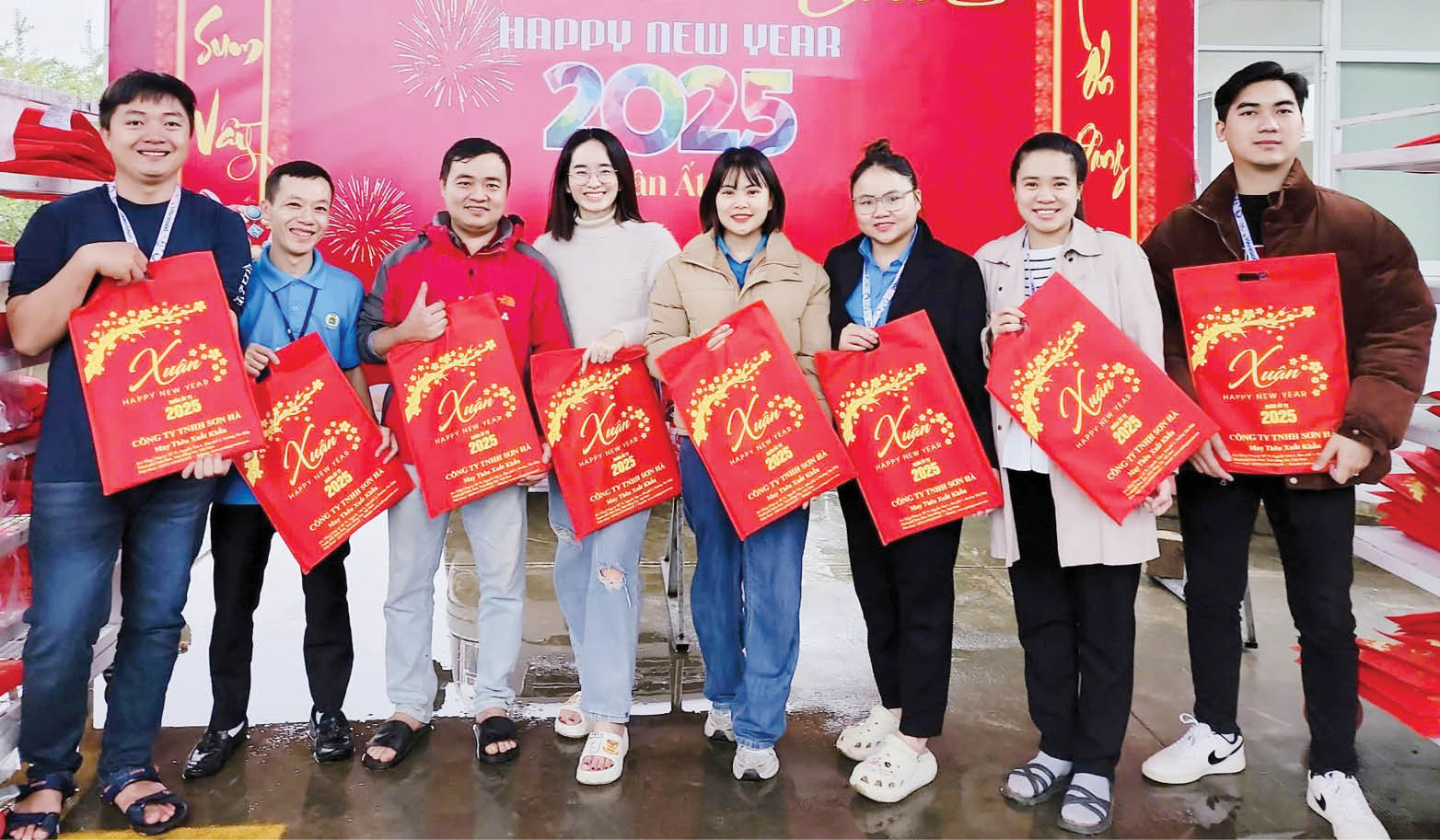 Vừa sản xuất, vừa lo Tết cho người lao động