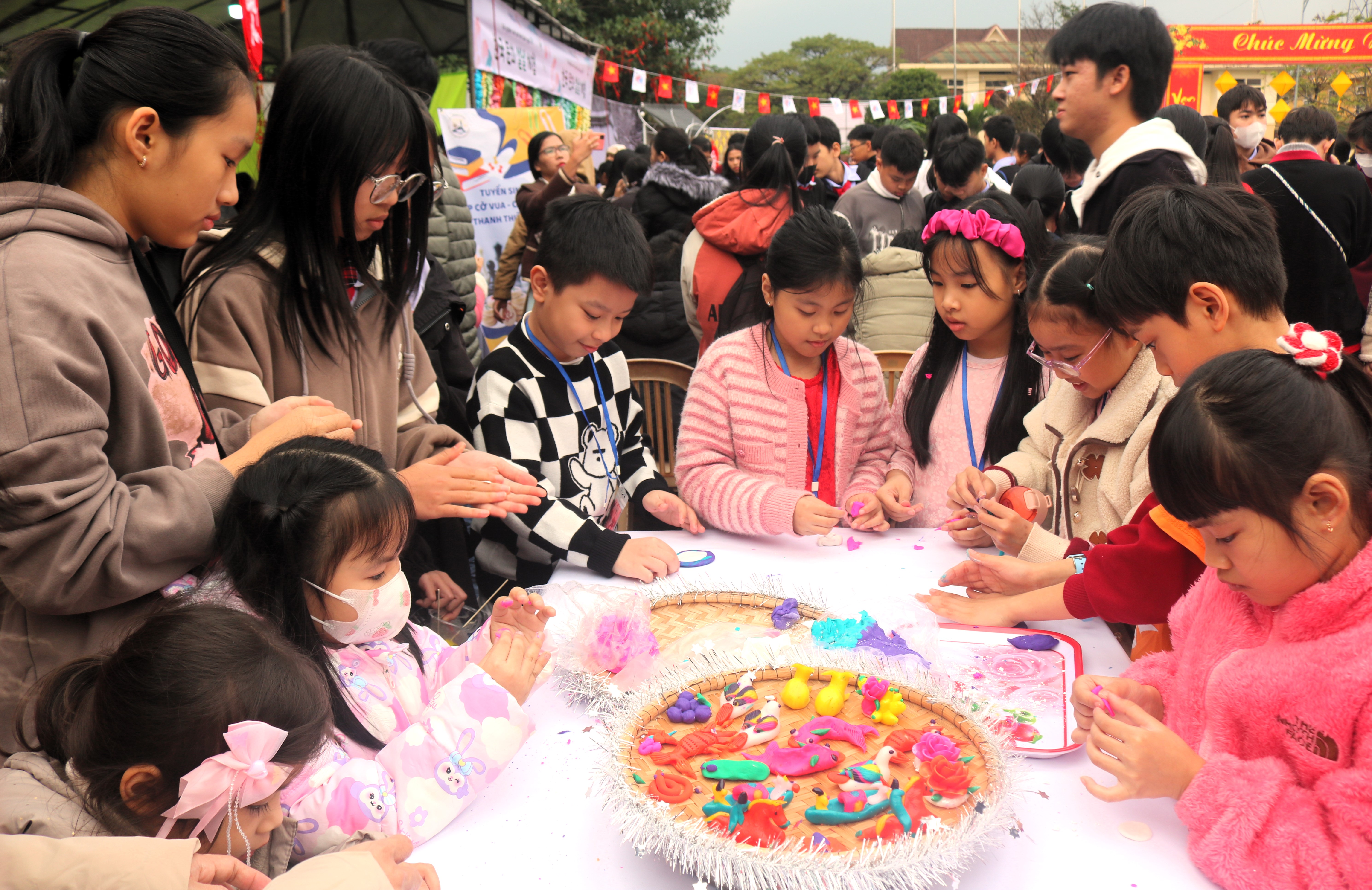 Người trẻ hào hứng trải nghiệm Tết cổ truyền Việt Nam - Hàn Quốc