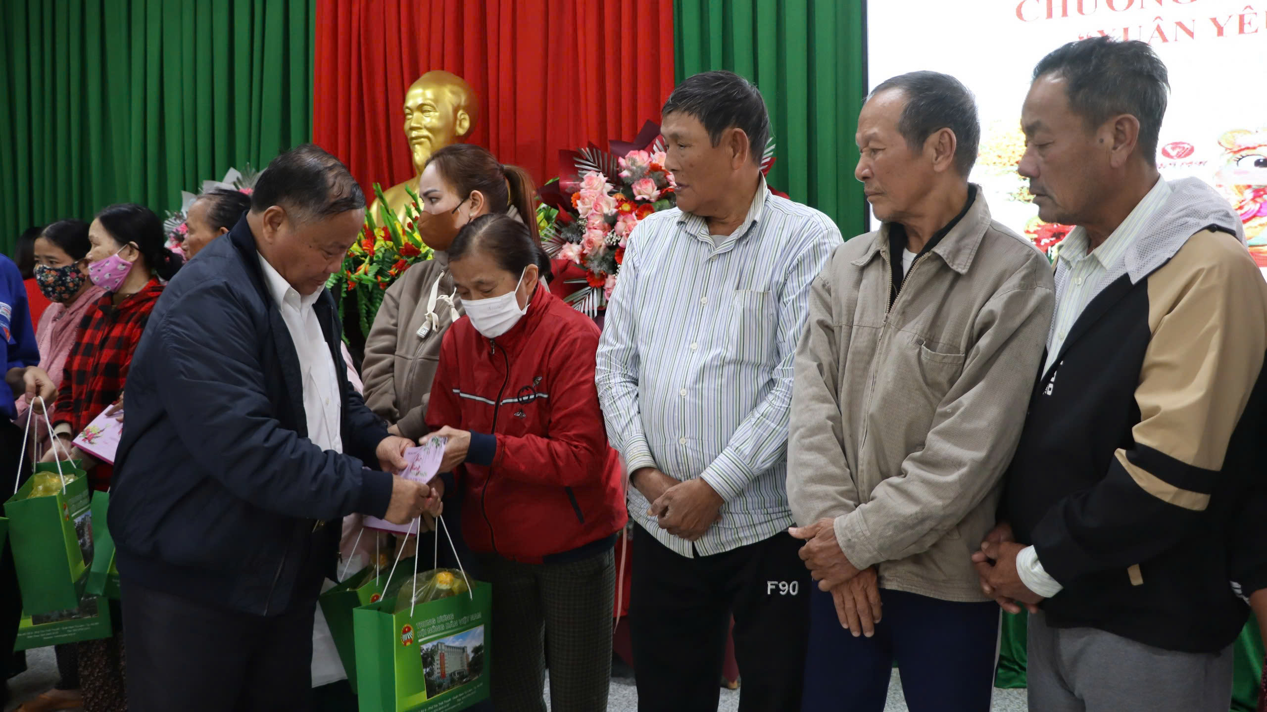 Ấm áp “Xuân yêu thương – Tết sum vầy”