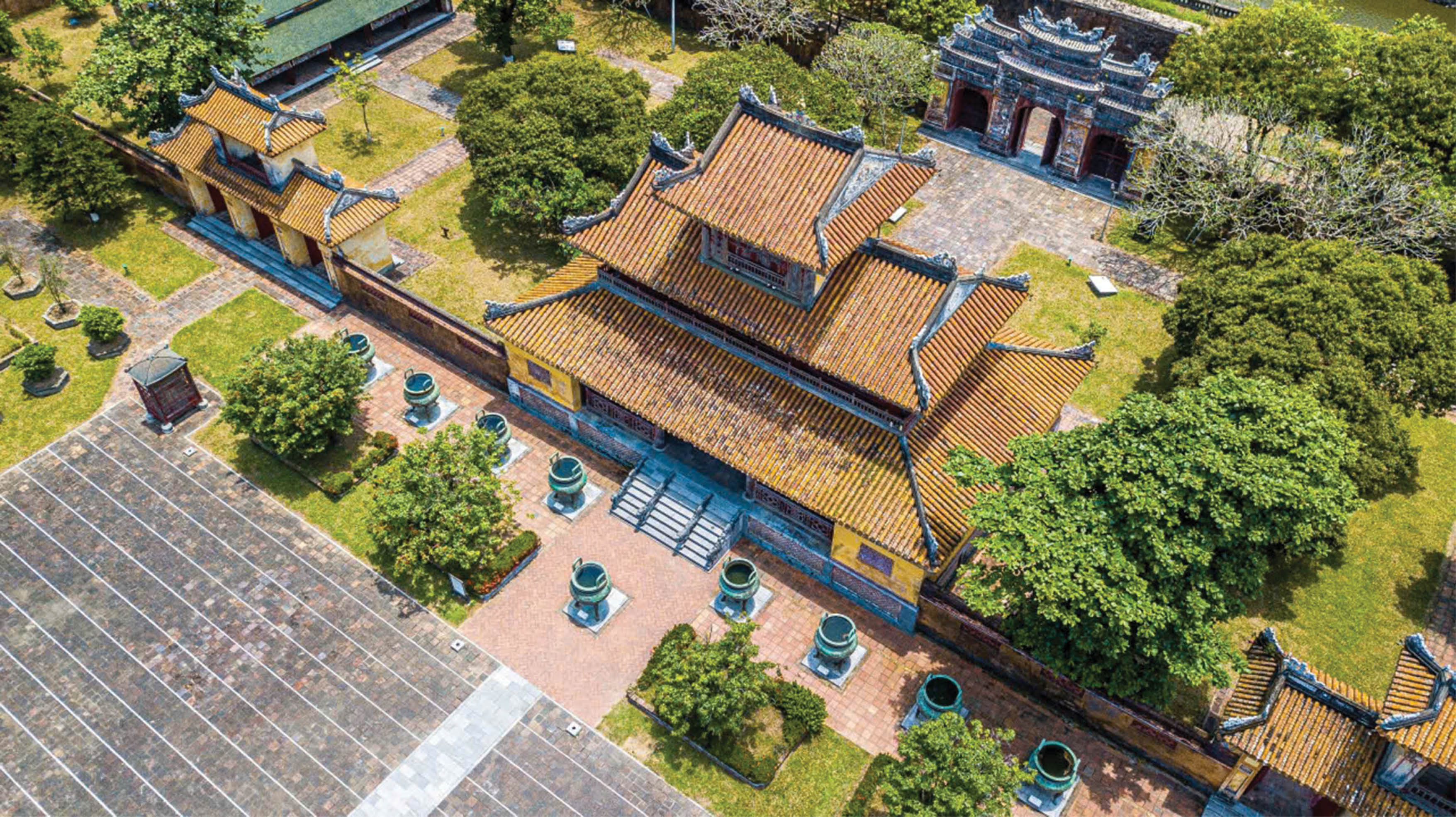 Muôn đời con cháu mãi truyền danh