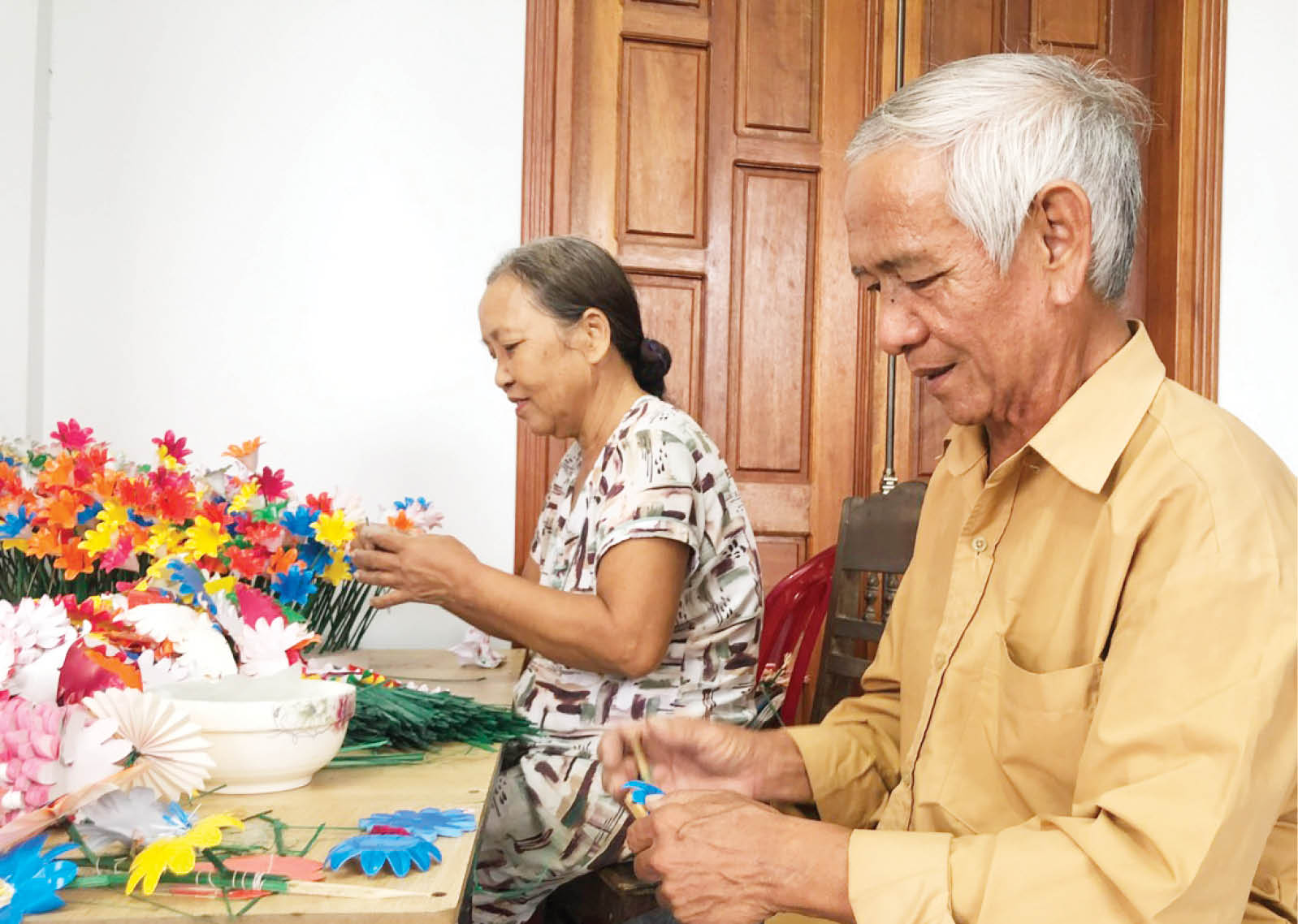 Kết tâm tình vào từng cánh hoa giấy