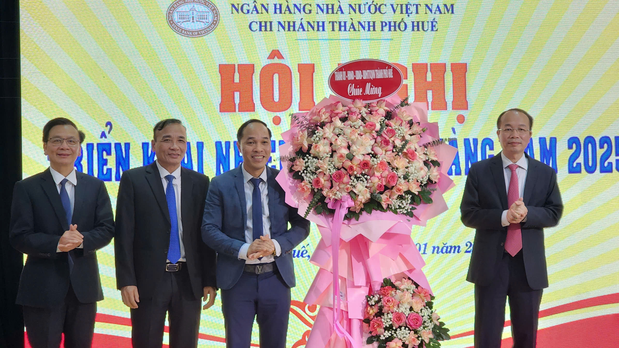 Phấn đấu tăng trưởng tín dụng 14