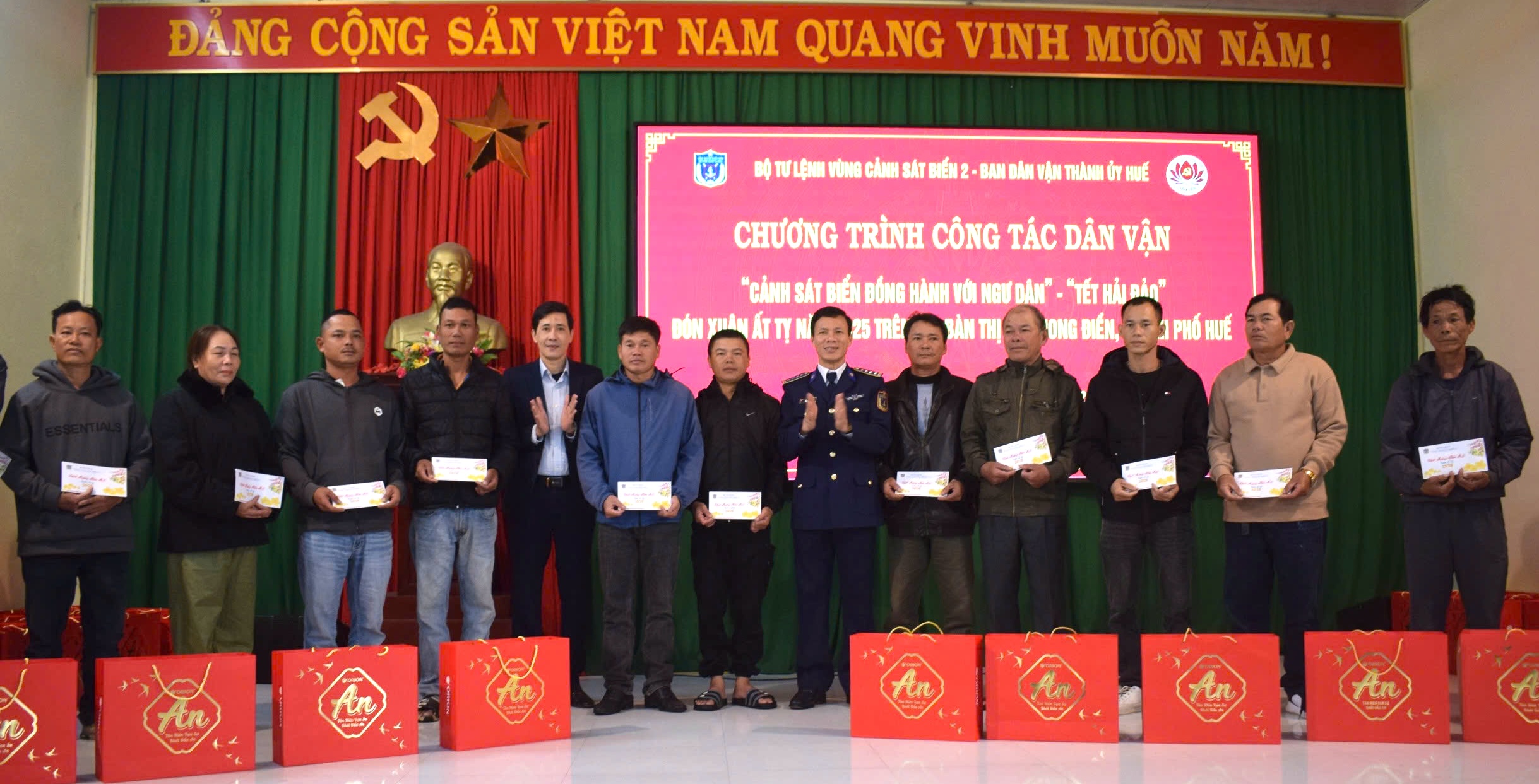 Cảnh sát biển đồng hành cùng ngư dân đón Tết Hải đảo”