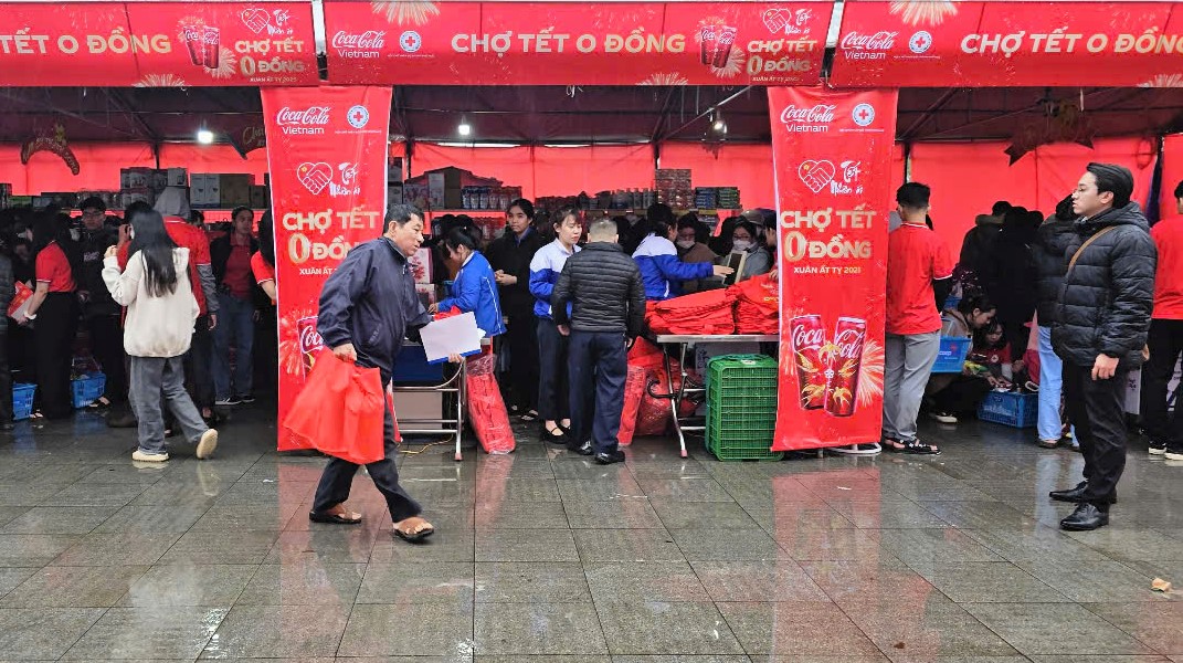 500 người nghèo mua sắm ở “Chợ Tết 0 đồng”