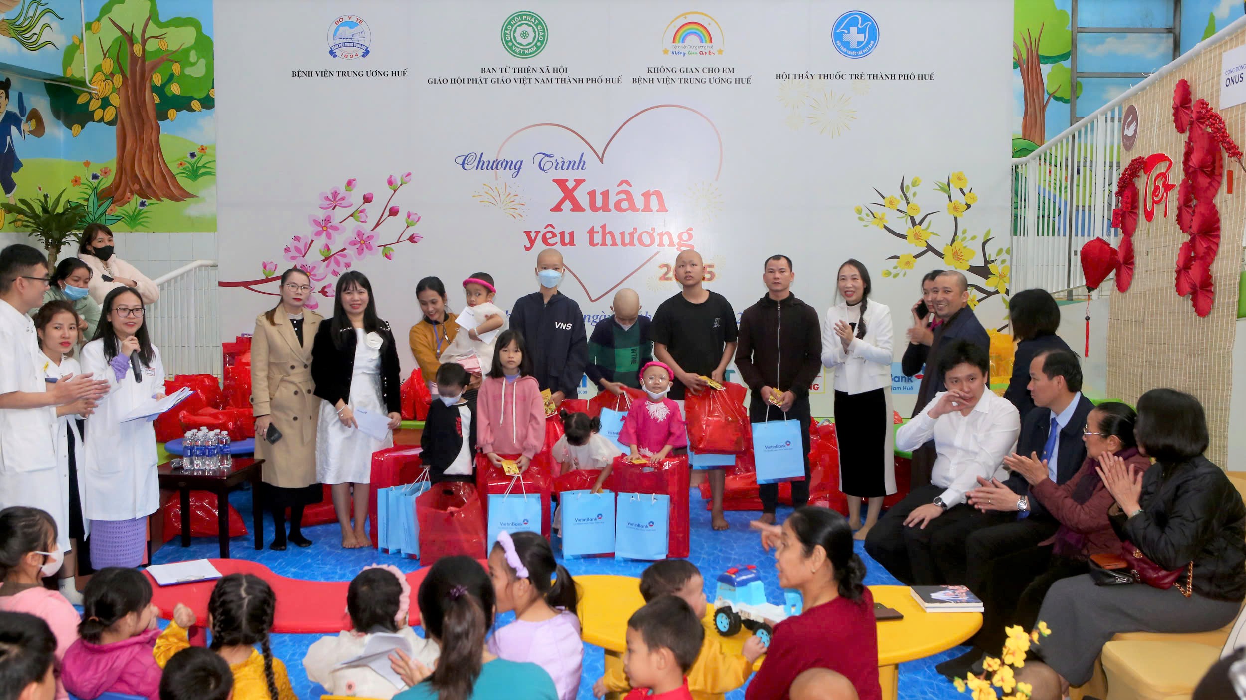 Trao 200 phần quà xuân cho bệnh nhi