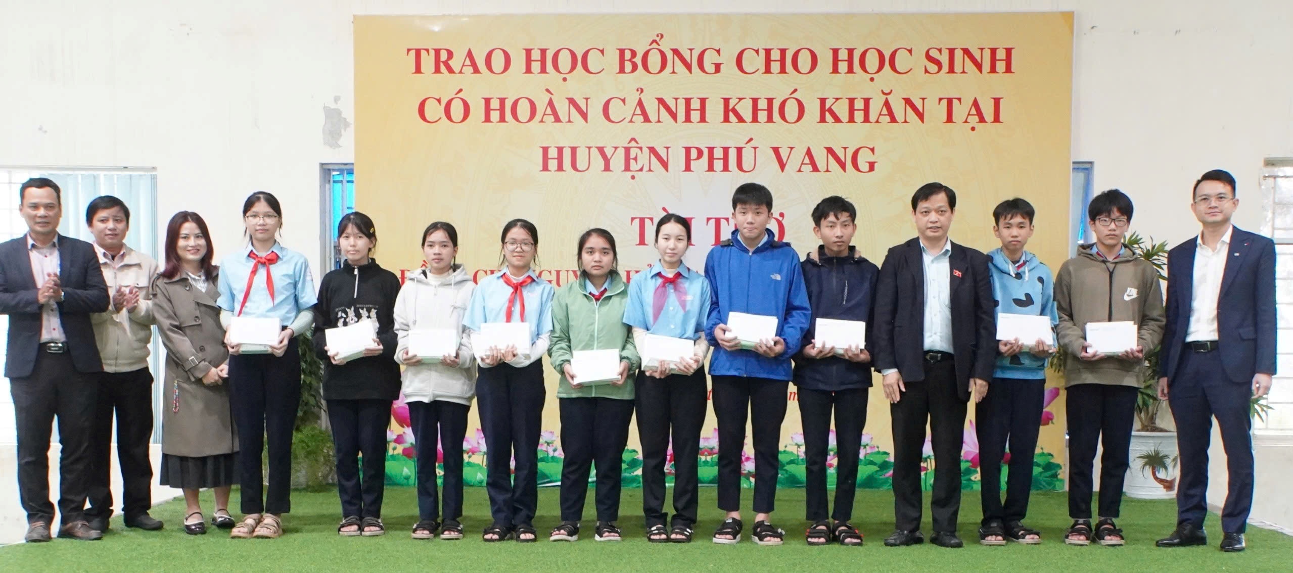 Trao học bổng, quà cho học sinh, người nghèo có hoàn cảnh khó khăn