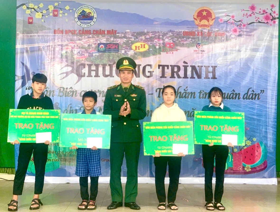 Tặng gần 200 suất quà tết cho người dân khu vực biên giới