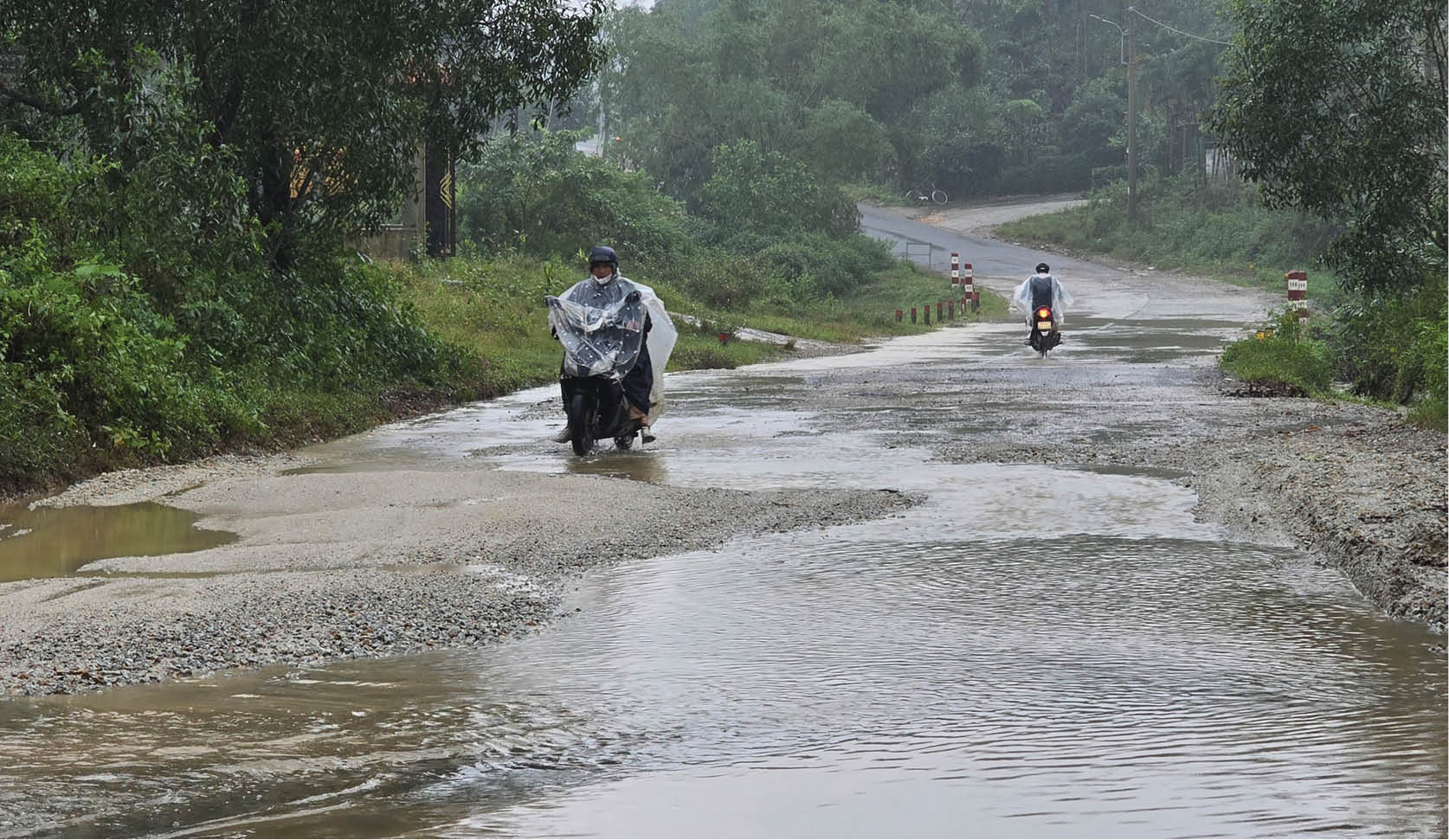 Tiềm ẩn nhiều nguy cơ mất an toàn trên đường Dạ Lê