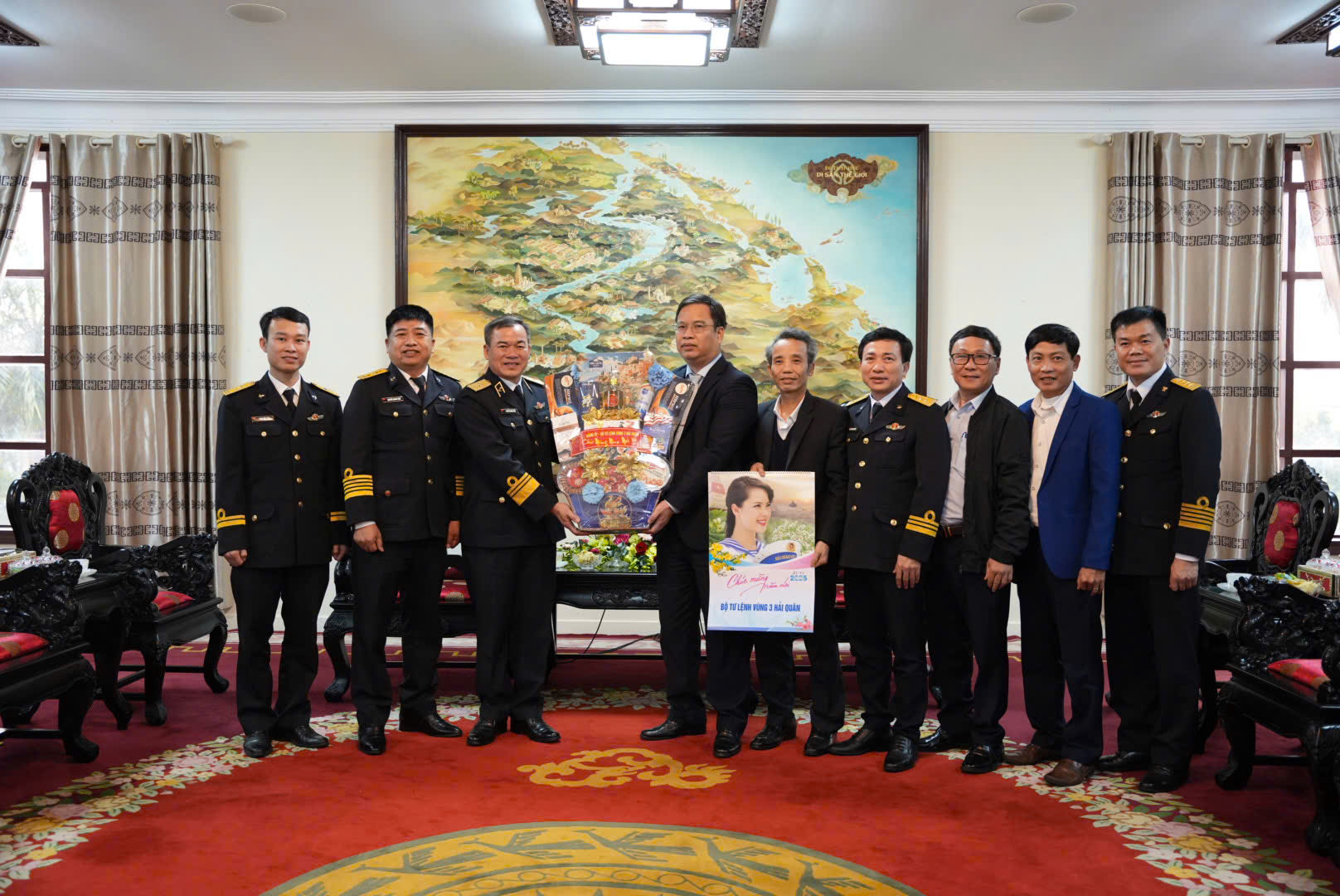 Đoàn công tác Bộ Tư lệnh Vùng 3 Hải quân thăm, chúc tết Thành ủy Huế