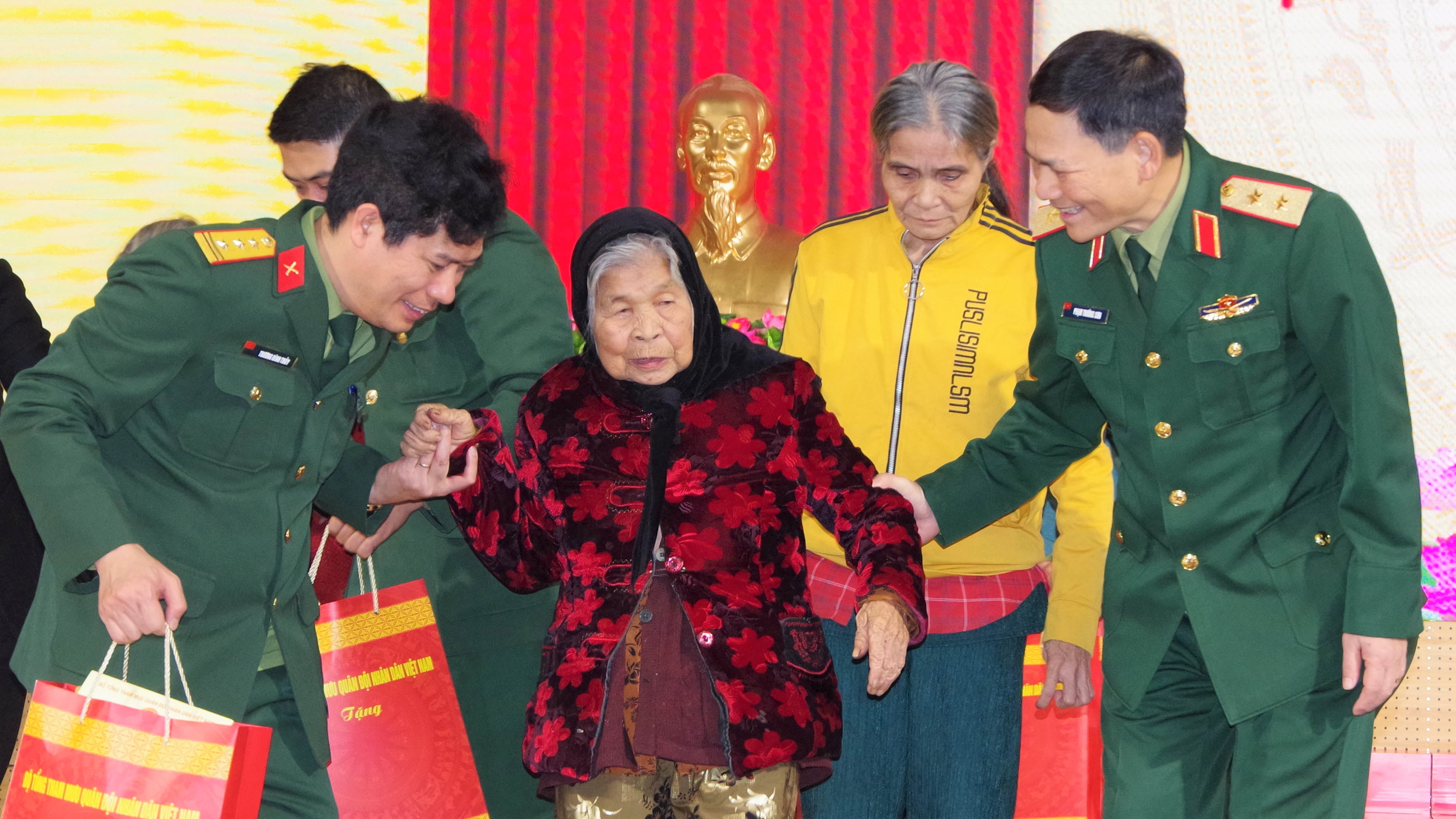 Trung tướng Phạm Trường Sơn và Bí thư Quận ủy Thuận Hóa thăm, chúc tết ngành quân đội