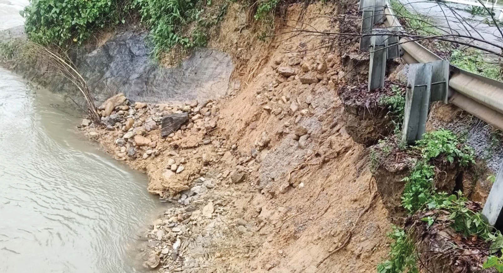 Xây dựng tuyến kè sông ở miền núi Lợi nhiều đường