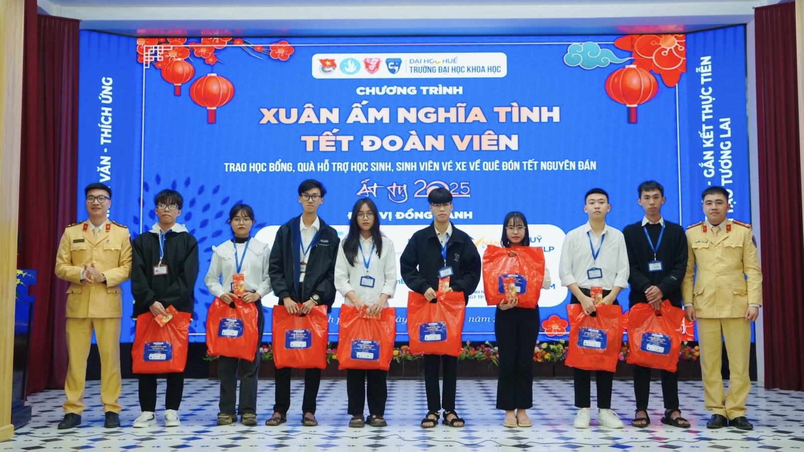 Trao học bổng, quà, vé xe về quê đón tết trị giá 180 triệu đồng