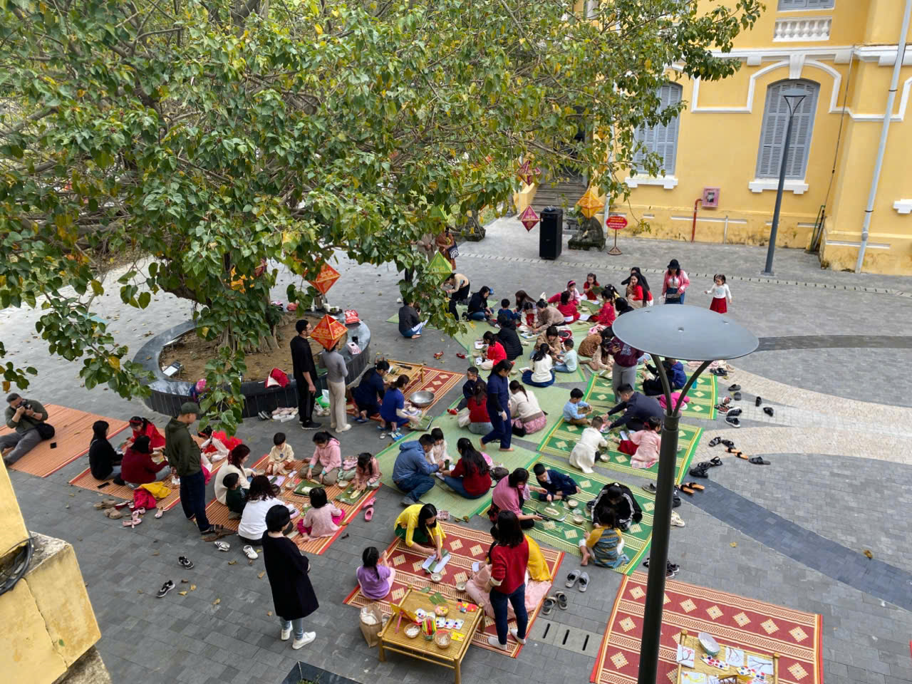 Các em nhỏ được trải nghiệm làm bánh đón Tết