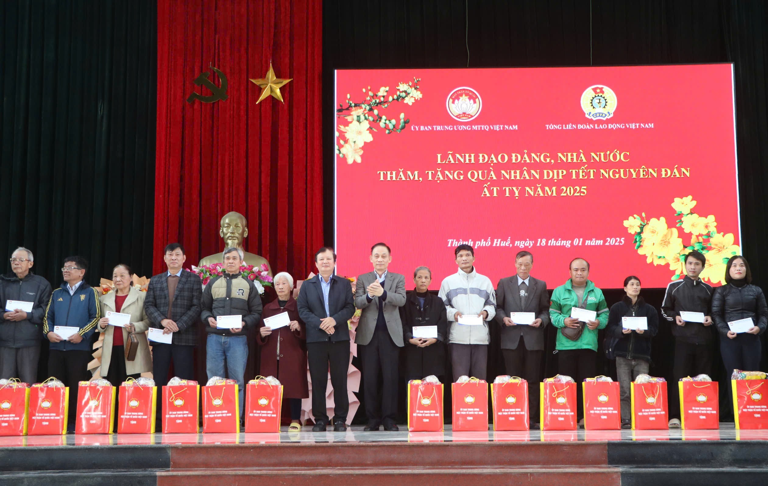 Bí thư Trung ương Đảng, Trưởng Ban đối ngoại Trung ương Lê Hoài Trung thăm, tặng quà Tết tại thành phố Huế