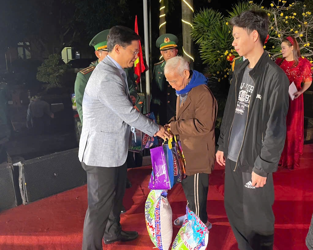 Chương trình Xuân Biên cương trao 300 phần quà Tết đến gia đình chính sách, gia đình khó khăn