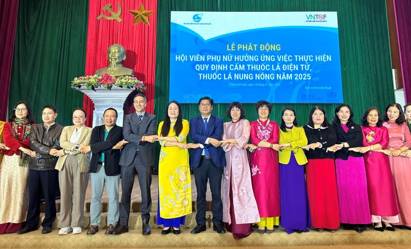 Phụ nữ nói không với thuốc lá điện tử