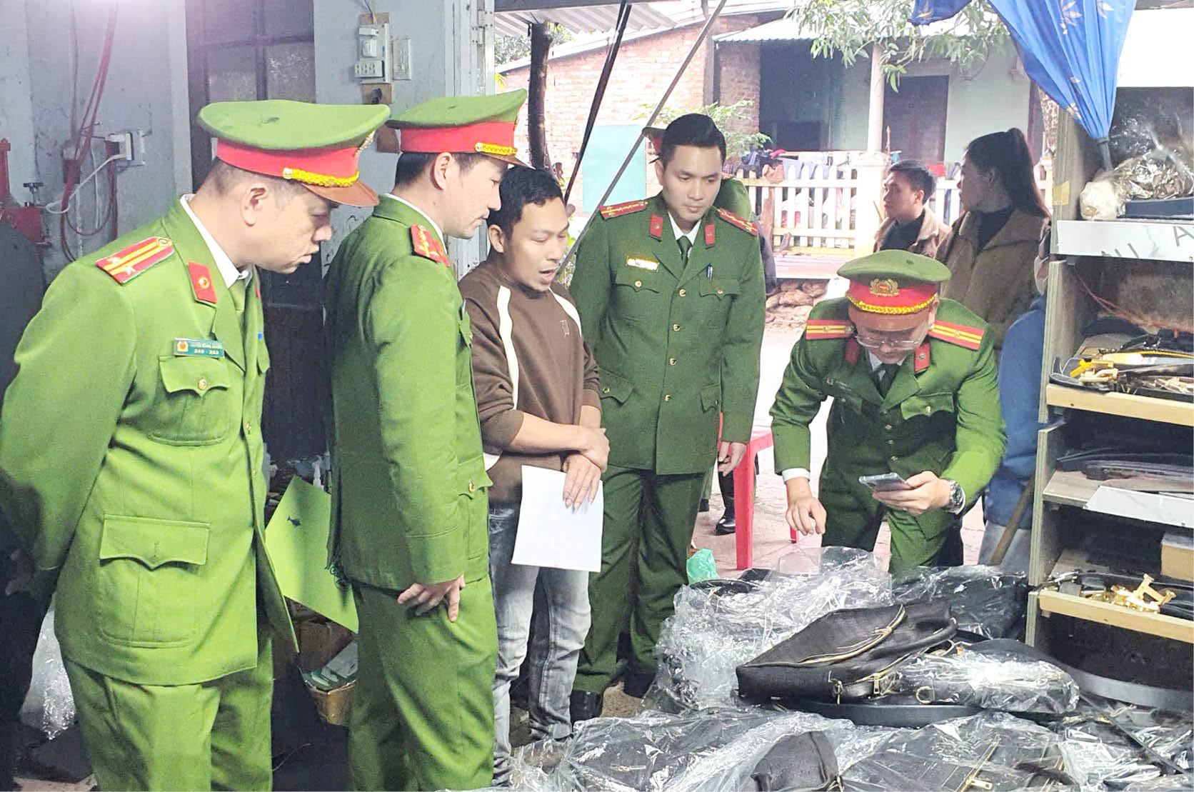 Đấu tranh với hàng nhập lậu, hàng giả dịp Tết