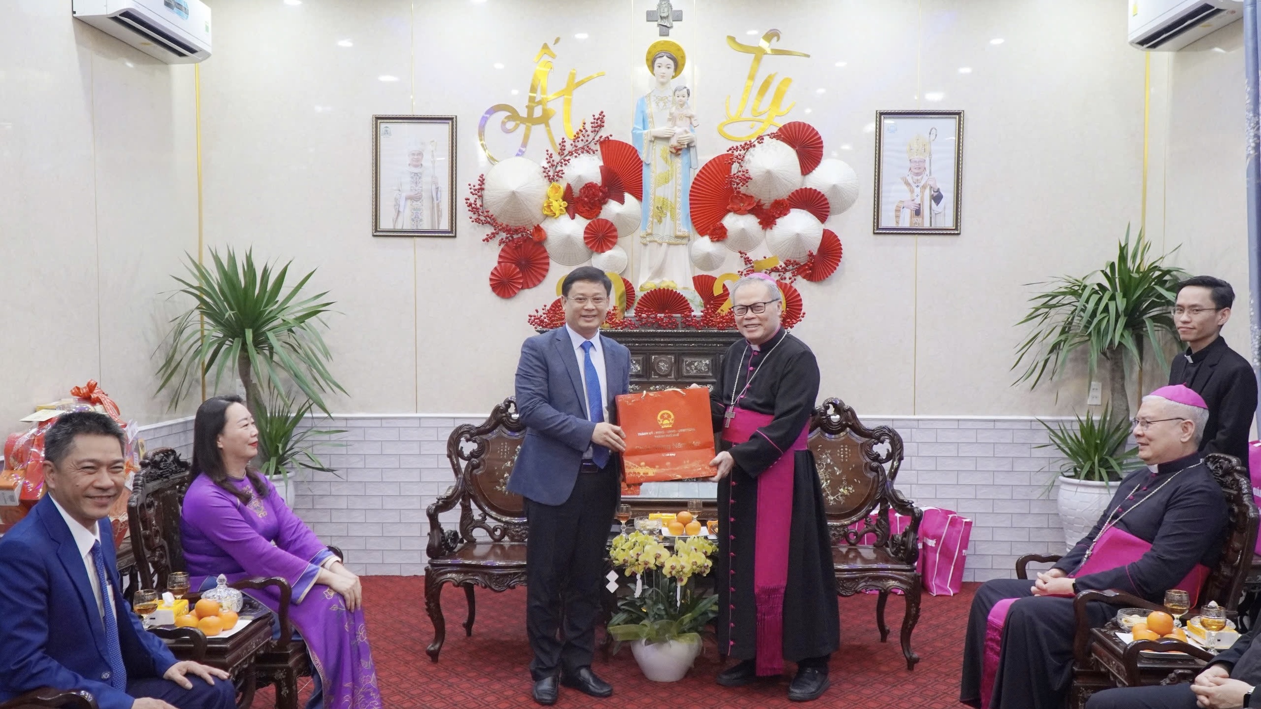 Lãnh đạo thành phố Huế chúc tết Tòa Tổng giám mục Tổng giáo phận Huế