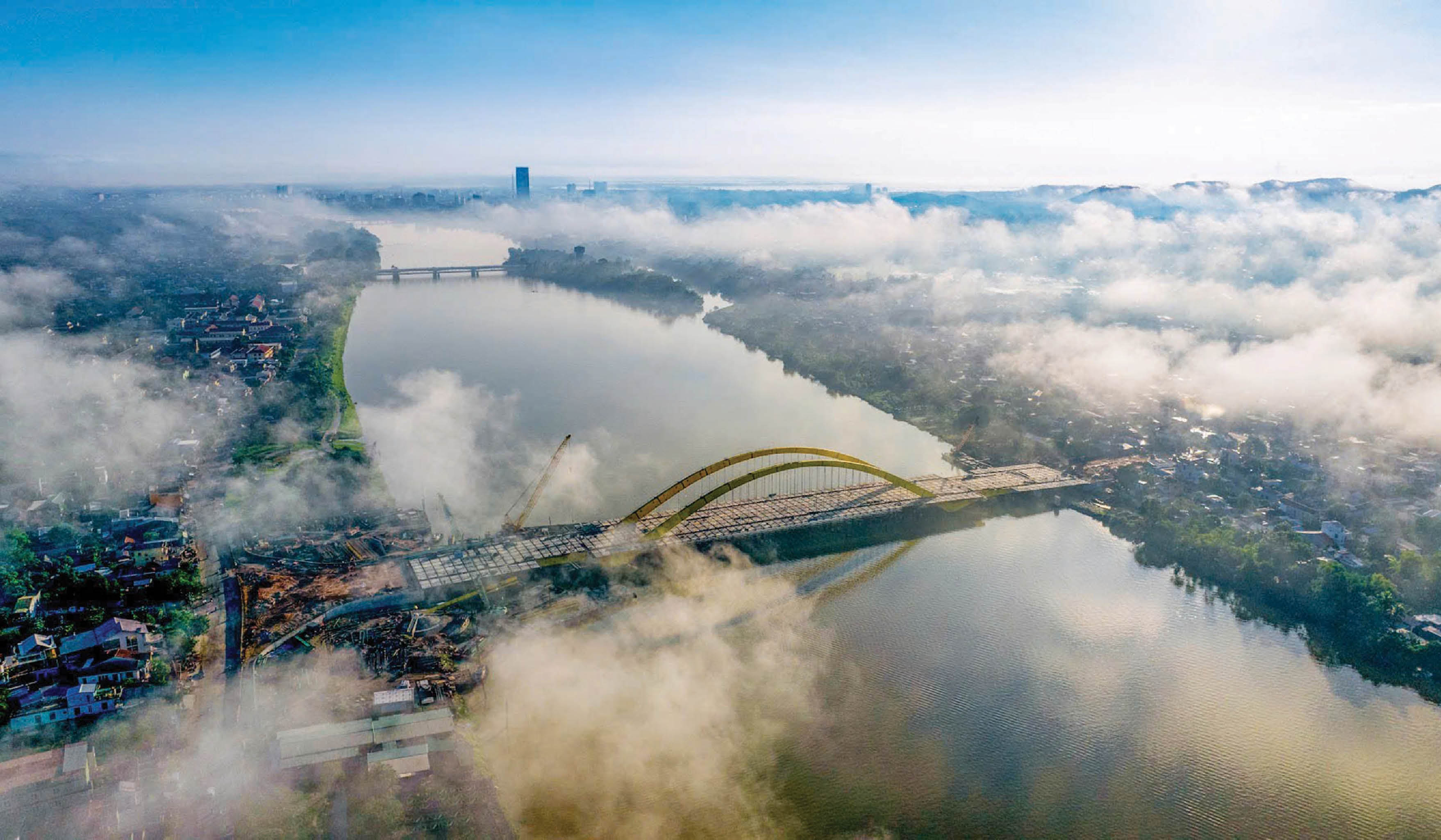 Bên chiếc cầu mới trên sông Hương