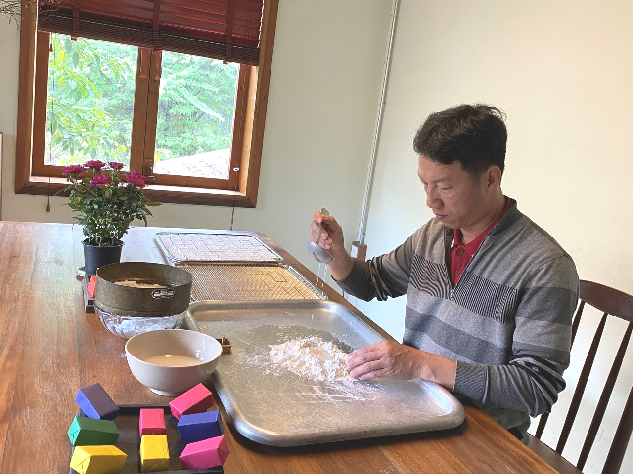 Xem nghệ nhân làm bánh Tết