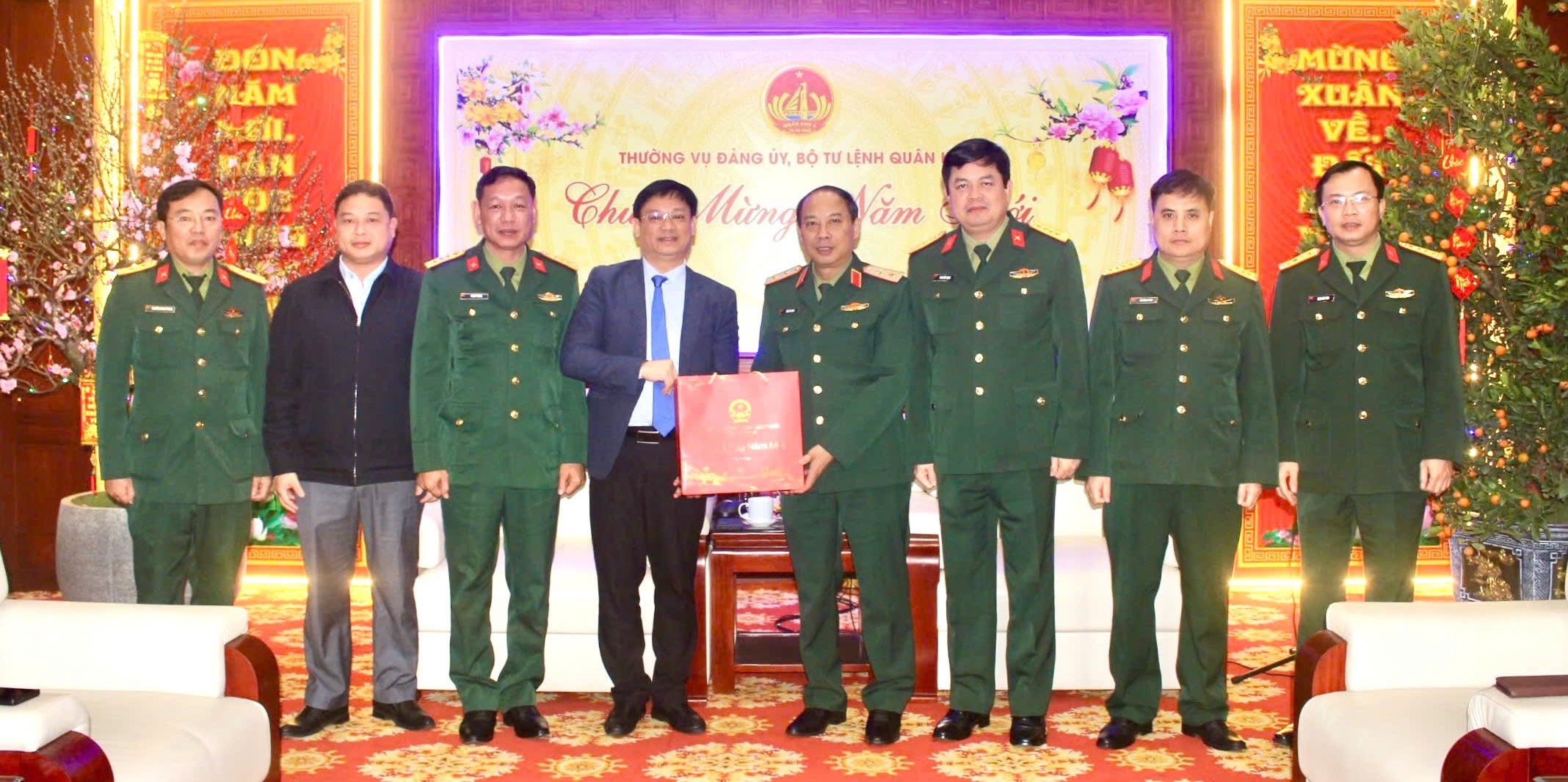 Lãnh đạo thành phố Huế thăm, chúc tết Bộ Tư lệnh Quân khu 4