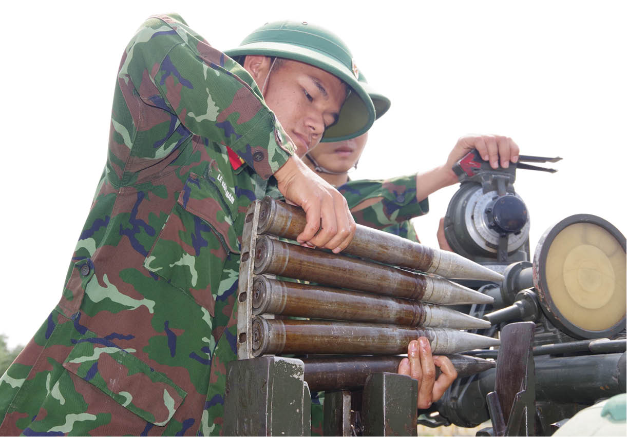 Đón xuân bên tháp pháo