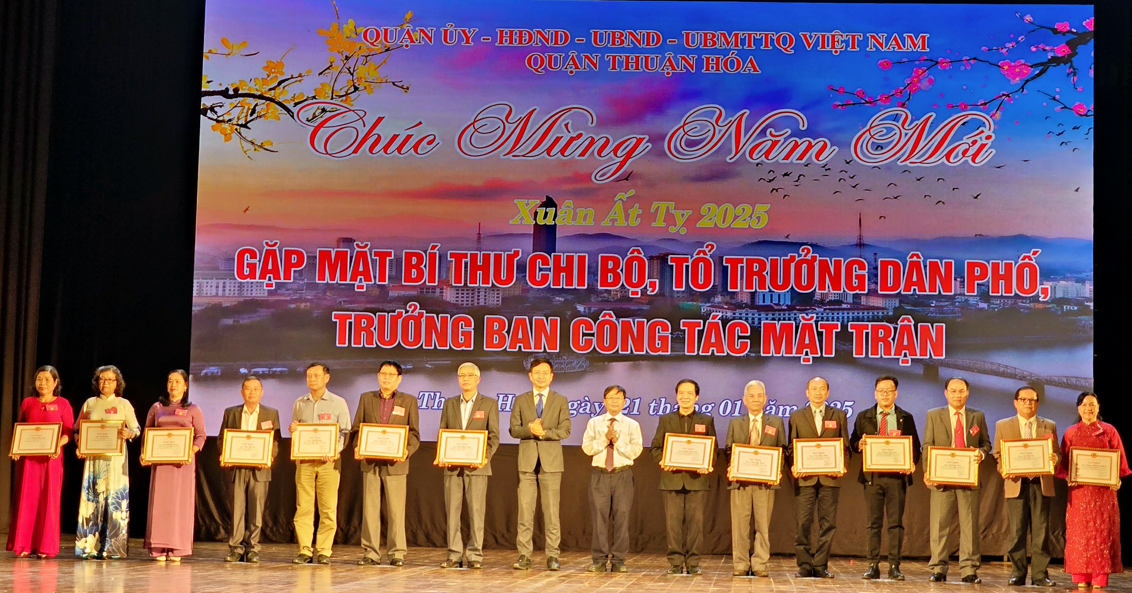 Tuyên dương, khen thưởng các bí thư chi bộ, tổ trưởng, trưởng ban công tác Mặt trận