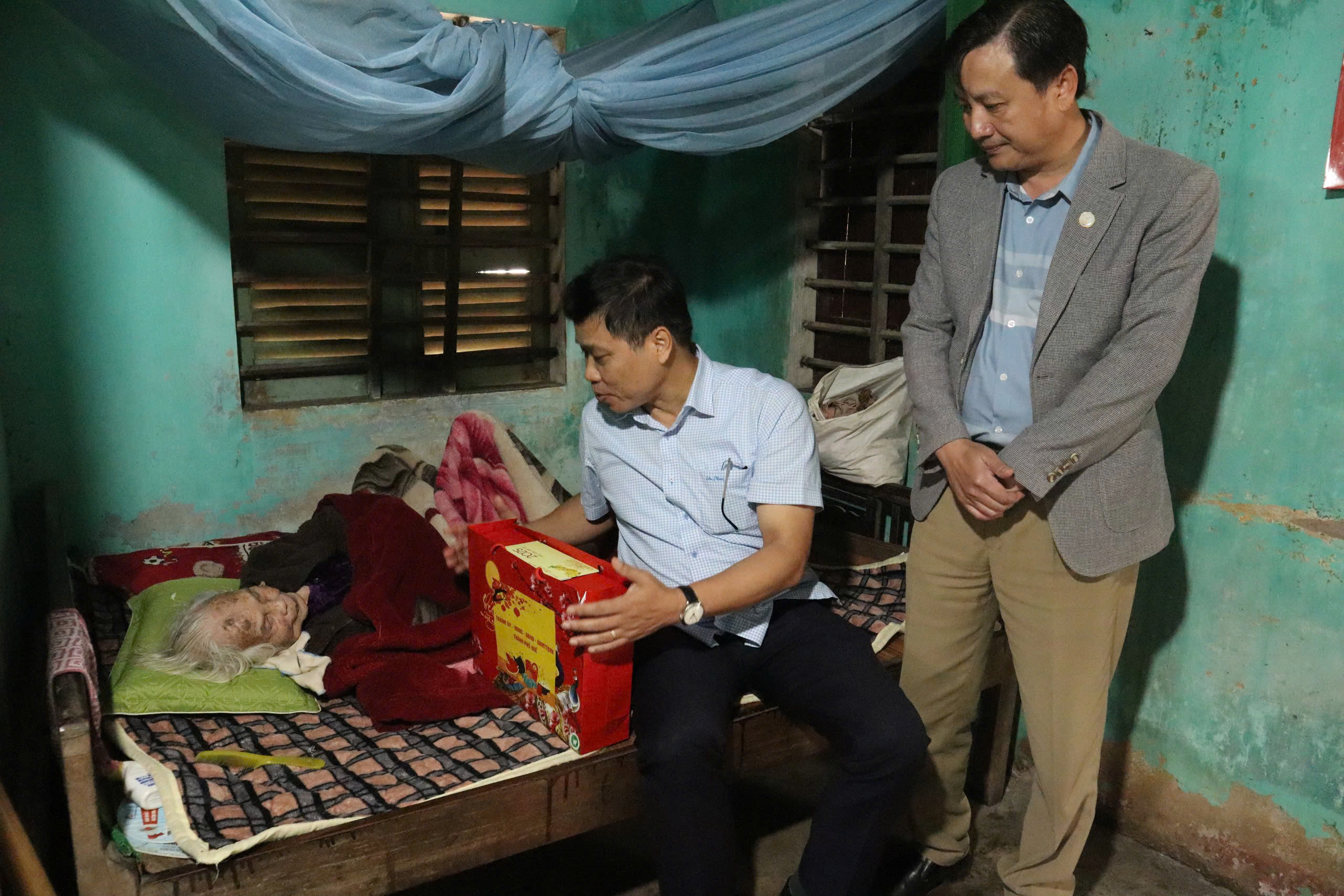 Trưởng ban Tổ chức Thành ủy thăm các gia đình chính sách, người có công