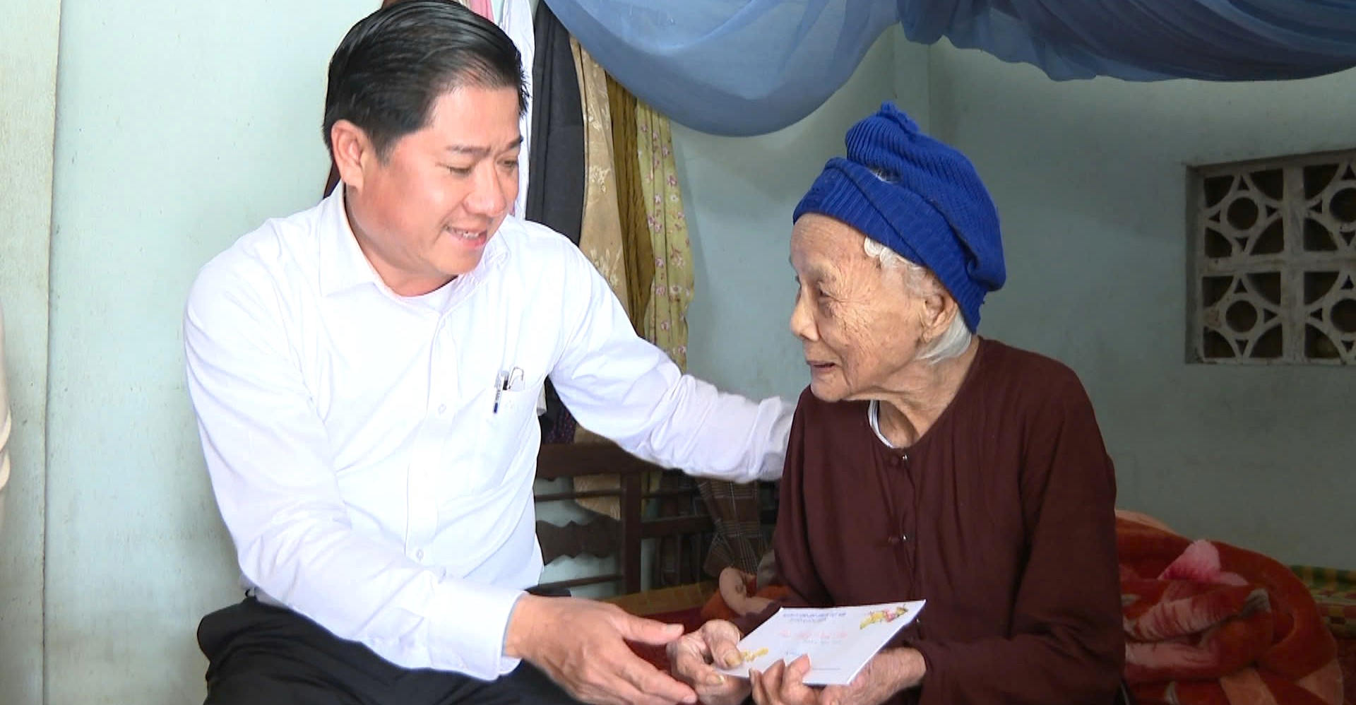 Nhiều phần quà Tết đến với người nghèo