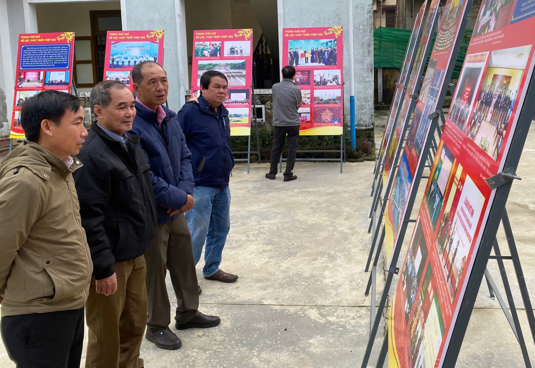 Giới thiệu hơn 100 tư liệu, hình ảnh về lịch sử vẻ vang của Đảng Cộng sản Việt Nam