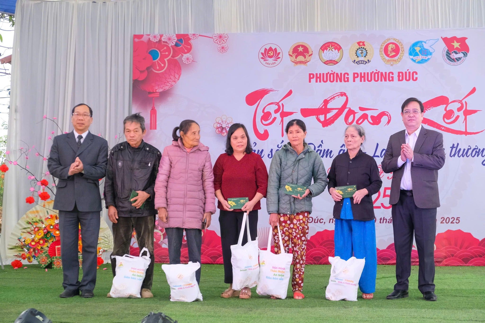 Hàng ngàn suất quà Tết được trao cho các hộ nghèo