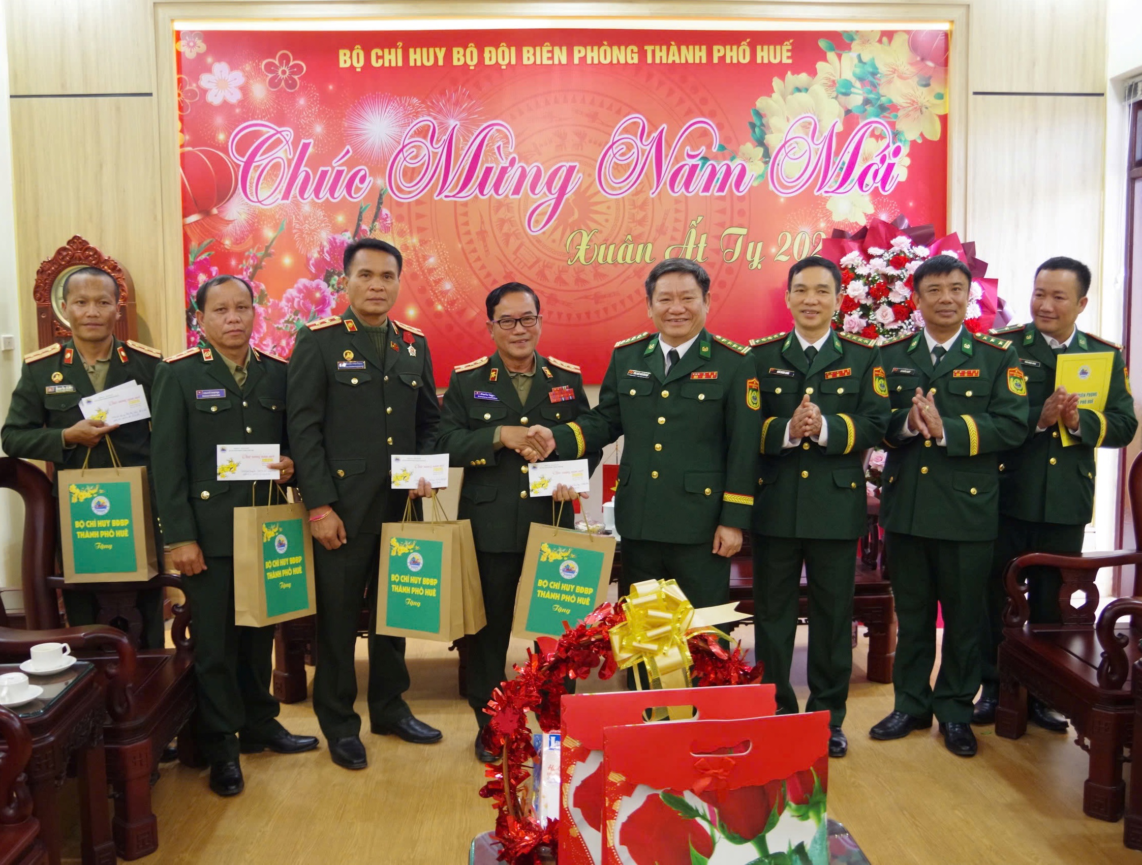 Đoàn công tác Bộ Chỉ huy Quân sự tỉnh Salavan chúc Tết cổ truyền Việt Nam