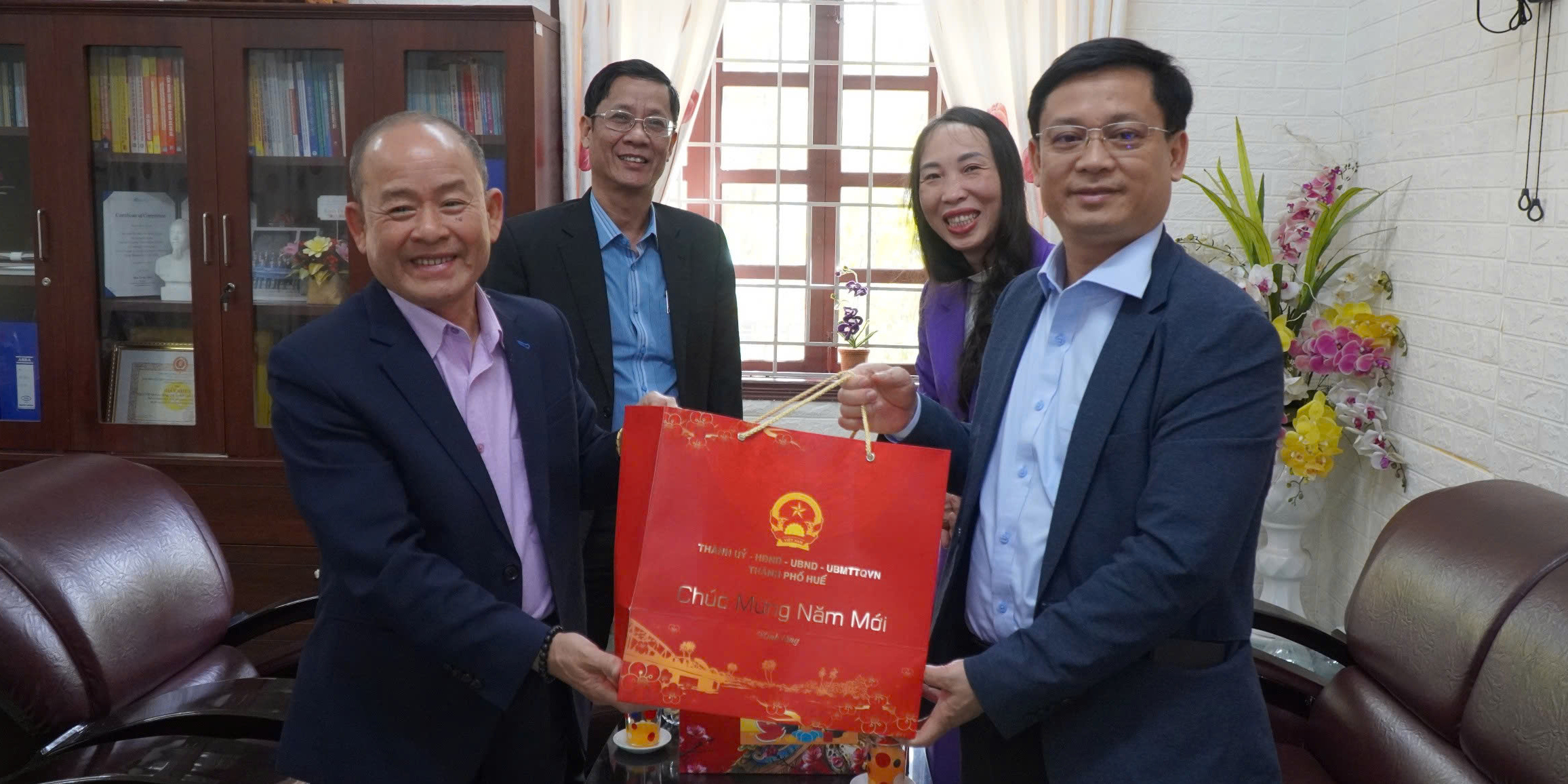 Phó Chủ tịch Thường trực UBND thành phố Nguyễn Thanh Bình chúc Tết tại Trung tâm Bảo trợ xã hội thành phố Huế