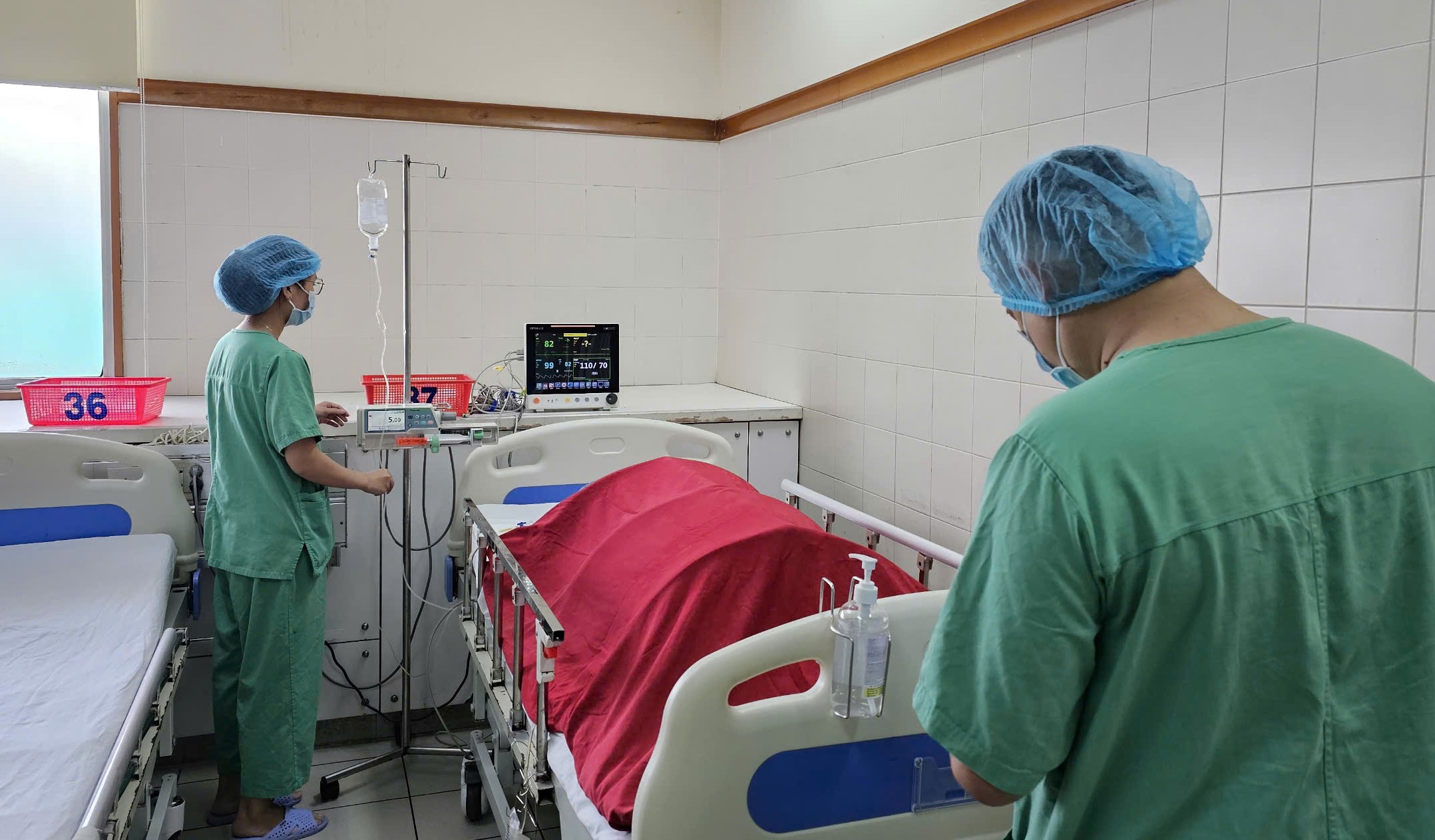 Điều trị và theo dõi 5 ca tai nạn bỏng điện sau khi dựng nêu