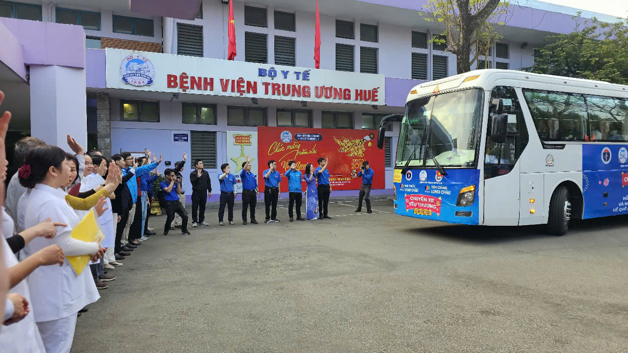 Gần 100 bệnh nhân và người nhà về quê trên “Chuyến xe yêu thương”