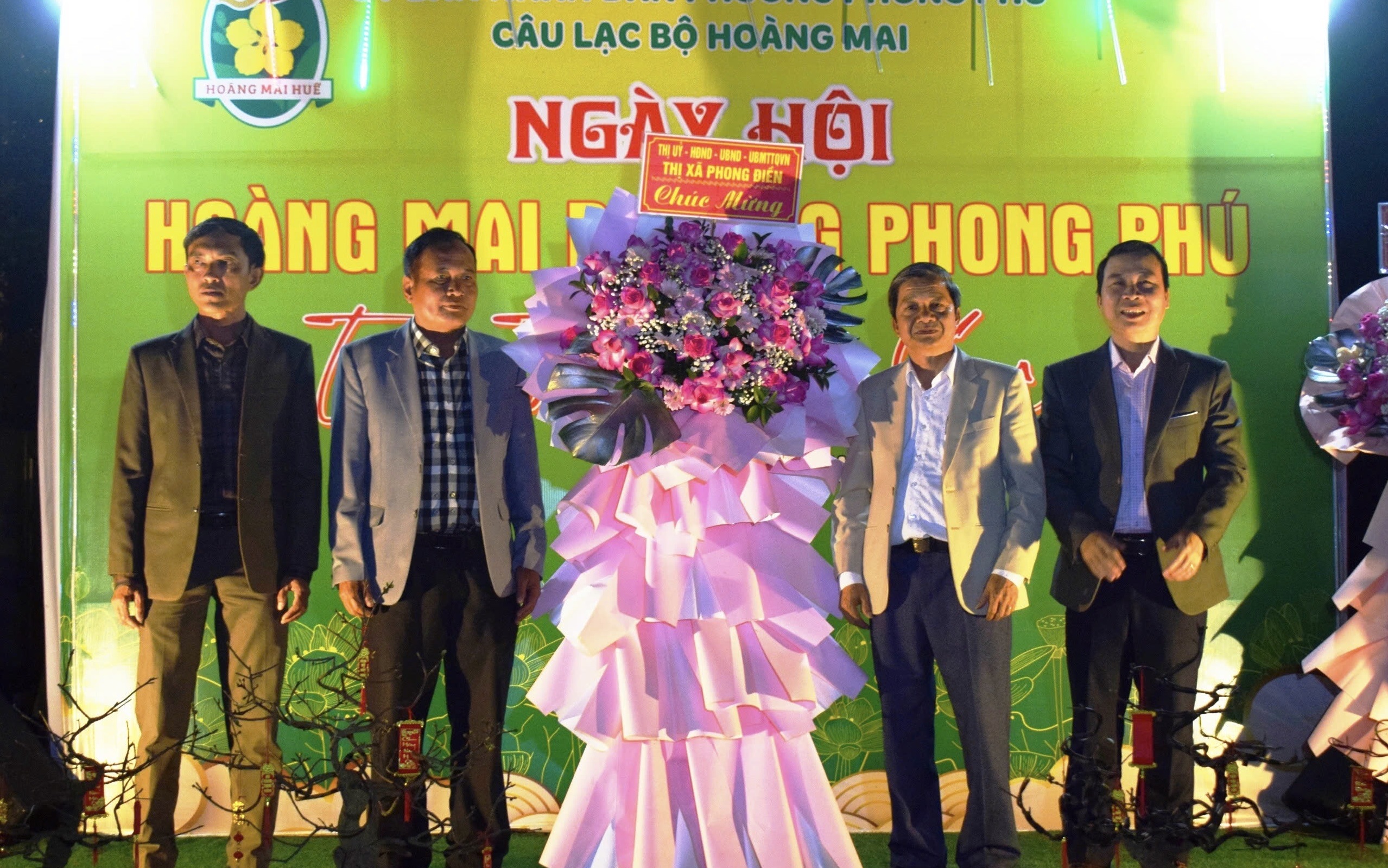Phong Điền khai mạc Ngày hội hoàng mai bên dòng Ô Lâu