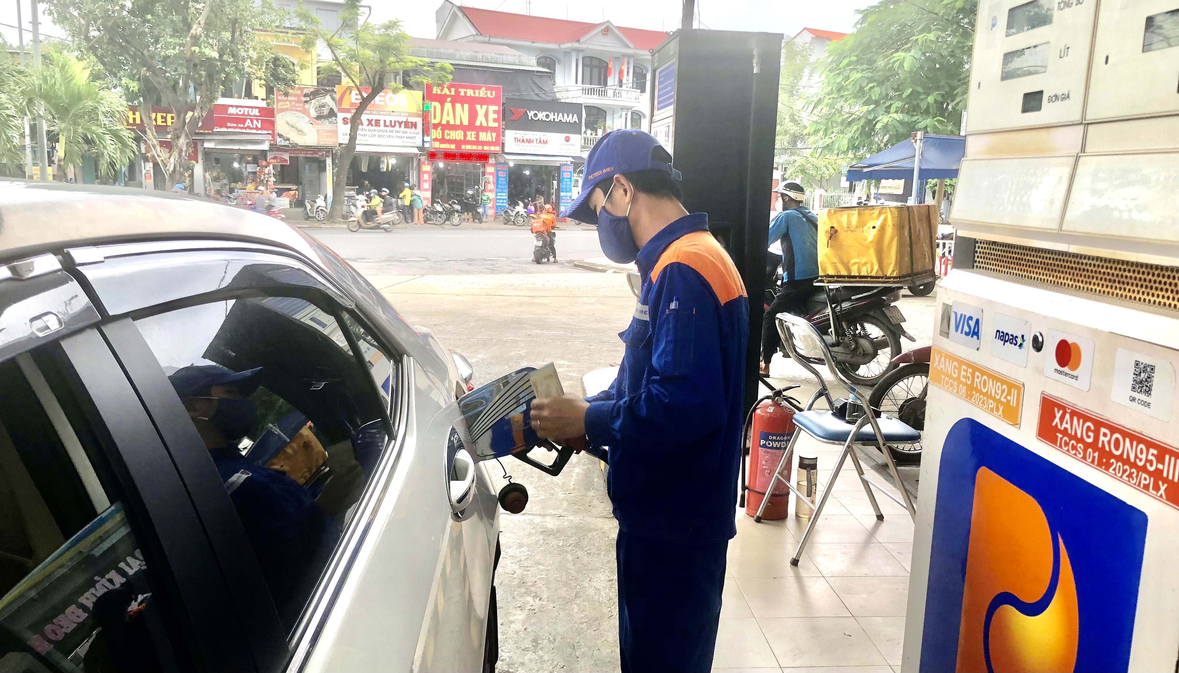 Giá xăng giảm sau ba lần tăng liên tiếp