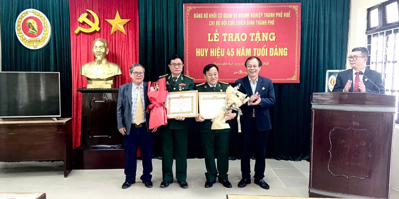 Trao Huy hiệu Đảng nhân dịp 3 2