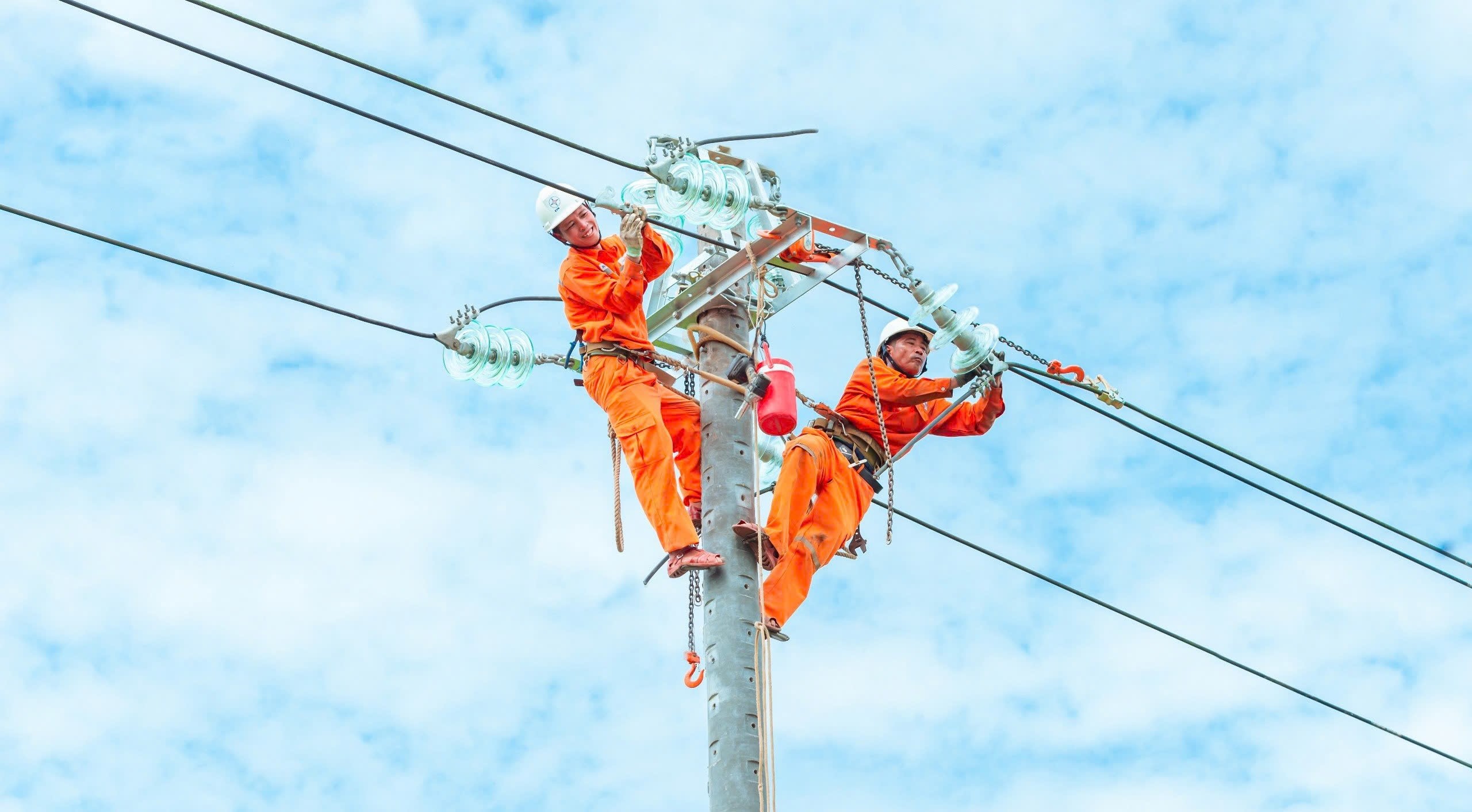 Đảm bảo cấp điện an toàn, liên tục dịp tết Ất Tỵ 2025