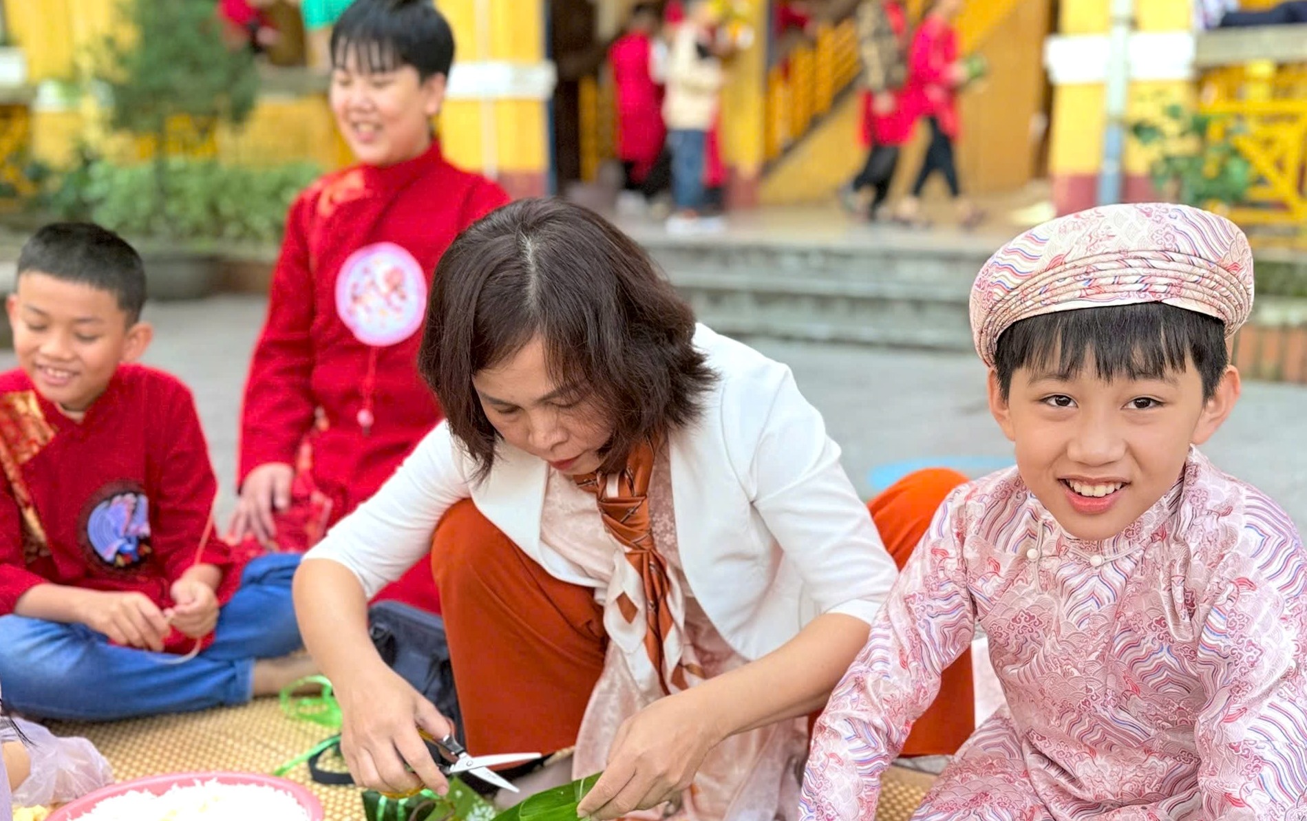 Học sinh vui Tết, đón xuân