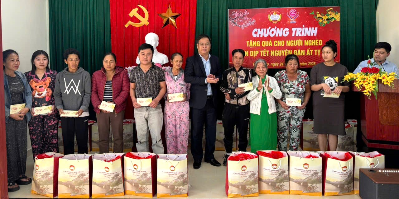 Phó Bí thư Thường trực Thành ủy Phạm Đức Tiến tặng quà Tết cho người nghèo Hương Sơ