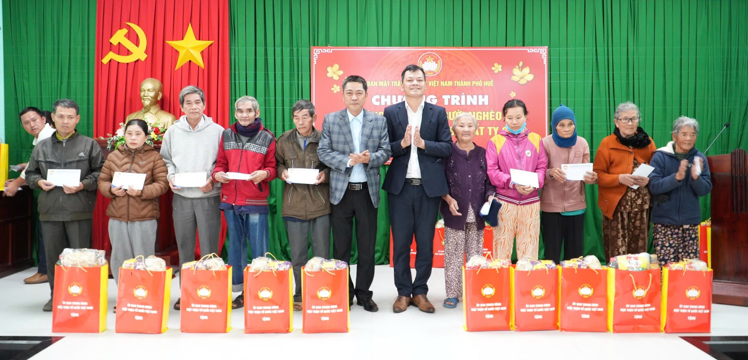 Cùng người nghèo đón Tết an vui