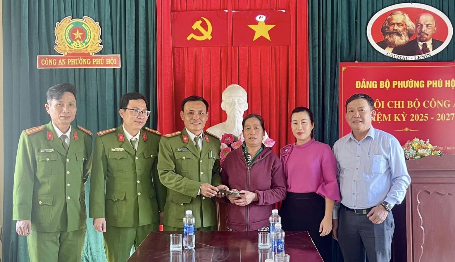 Công an phường Phú Hội trao trả 60 triệu đồng mất cắp cho nạn nhân