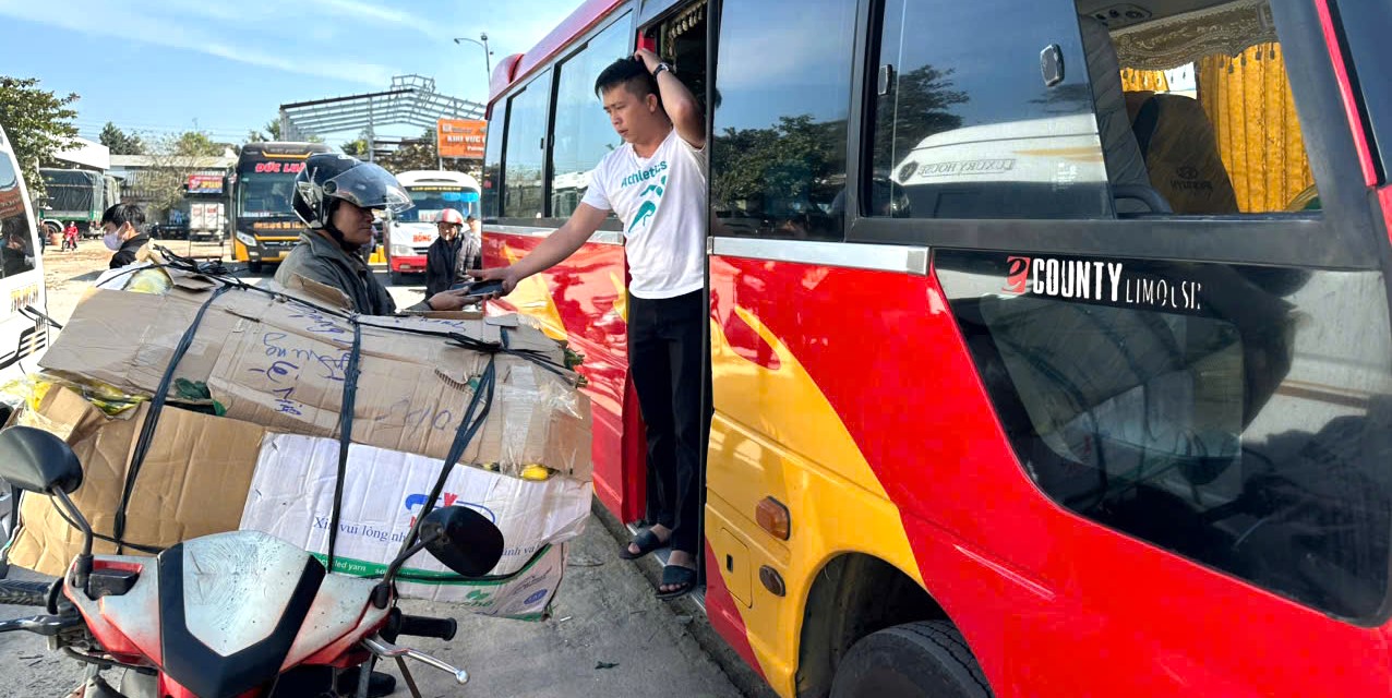 Tàu, xe về quê ngày Tết