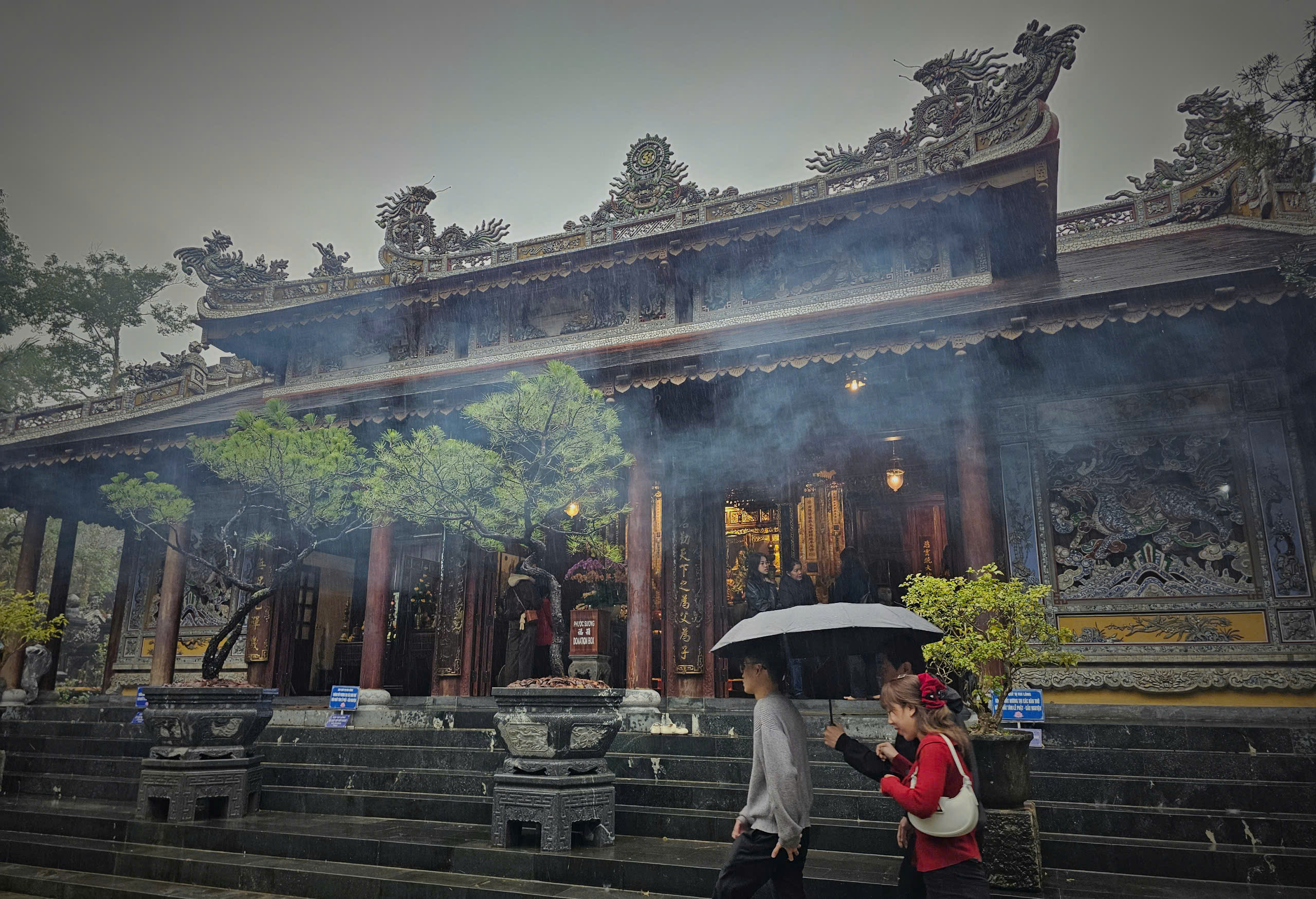 Mặc cho mưa lạnh, người dân vẫn lên chùa lễ Phật từ sáng sớm năm mới