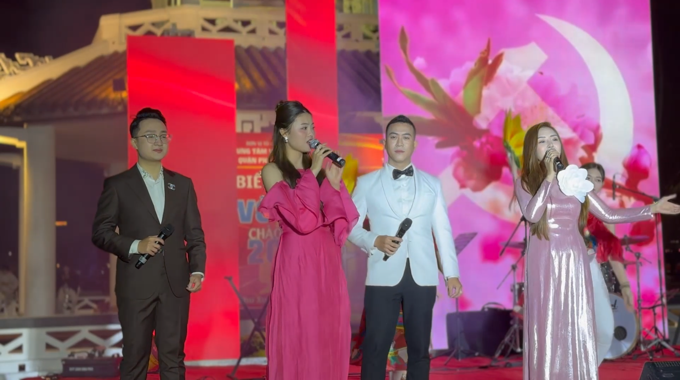 Văn nghệ sĩ đón Tết